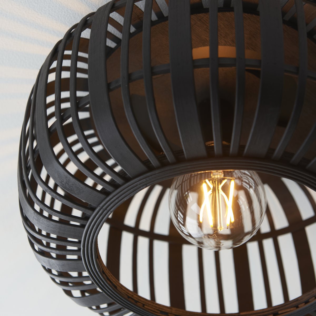 Woodrow Ø40 Bois foncé plafonnier De Brilliant - La lampe diffuse une lumière chaude et agréable et crée une atmosphère agréable dans la pièce.