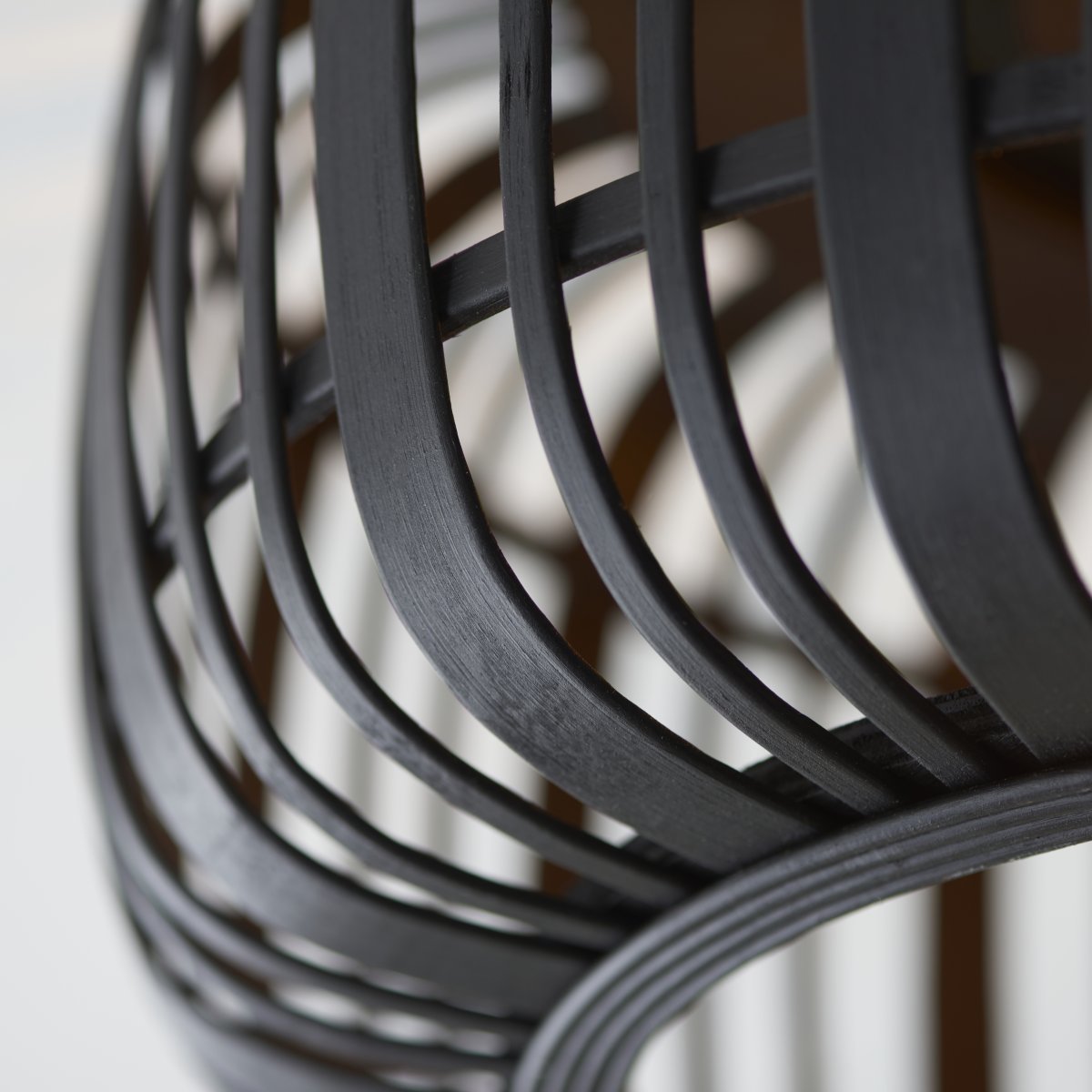 Woodrow Ø40 Bois foncé plafonnier De Brilliant - La lampe diffuse une lumière chaude et agréable et crée une atmosphère agréable dans la pièce.