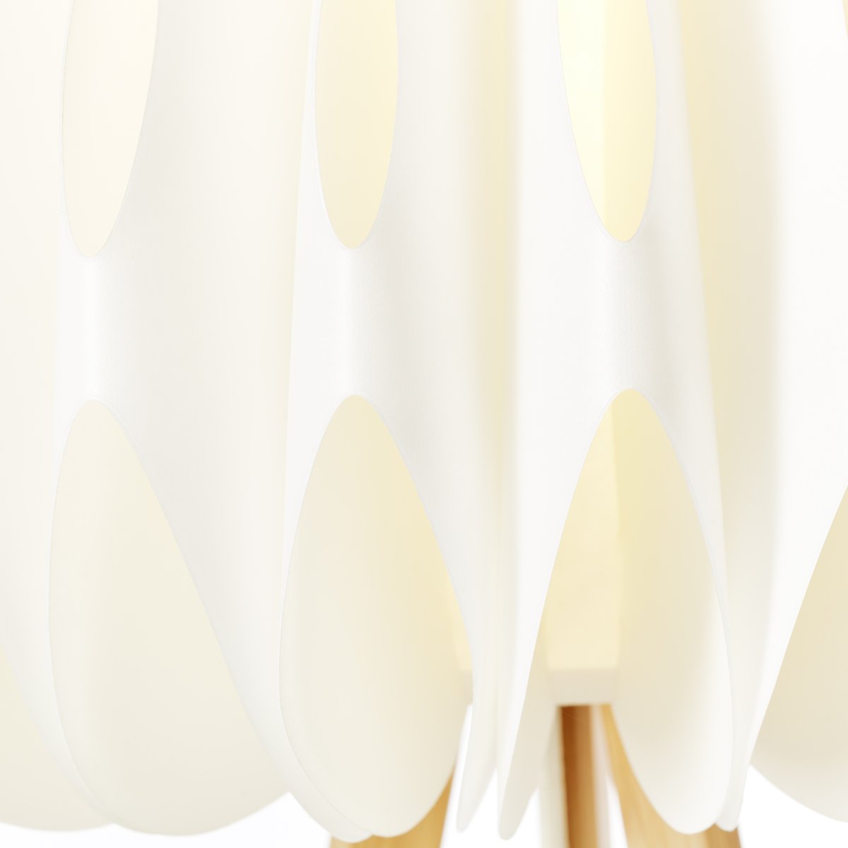 Inna Bois clair lampadaire De Brilliant - Le lampadaire Inna est un détail d'ameublement moderne au design élégant en bambou et en plastique blanc.