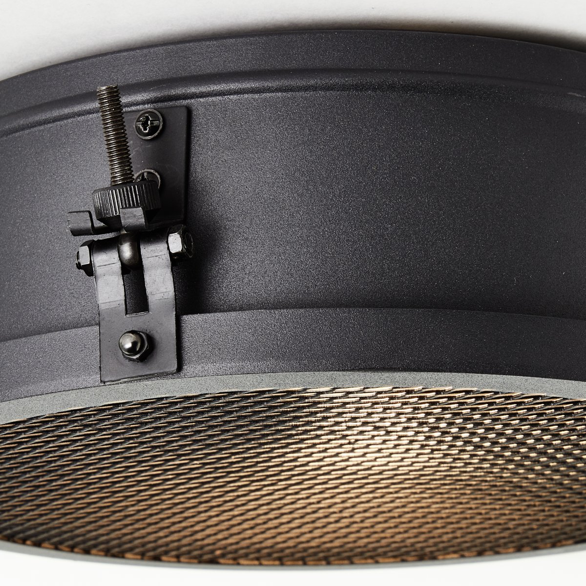 Zois Ø30 Noir plafonnier De Brilliant - Le plafonnier Zois est con&ccedil;u dans un style industriel et cr&eacute;e une atmosph&egrave;re unique dans la maison.