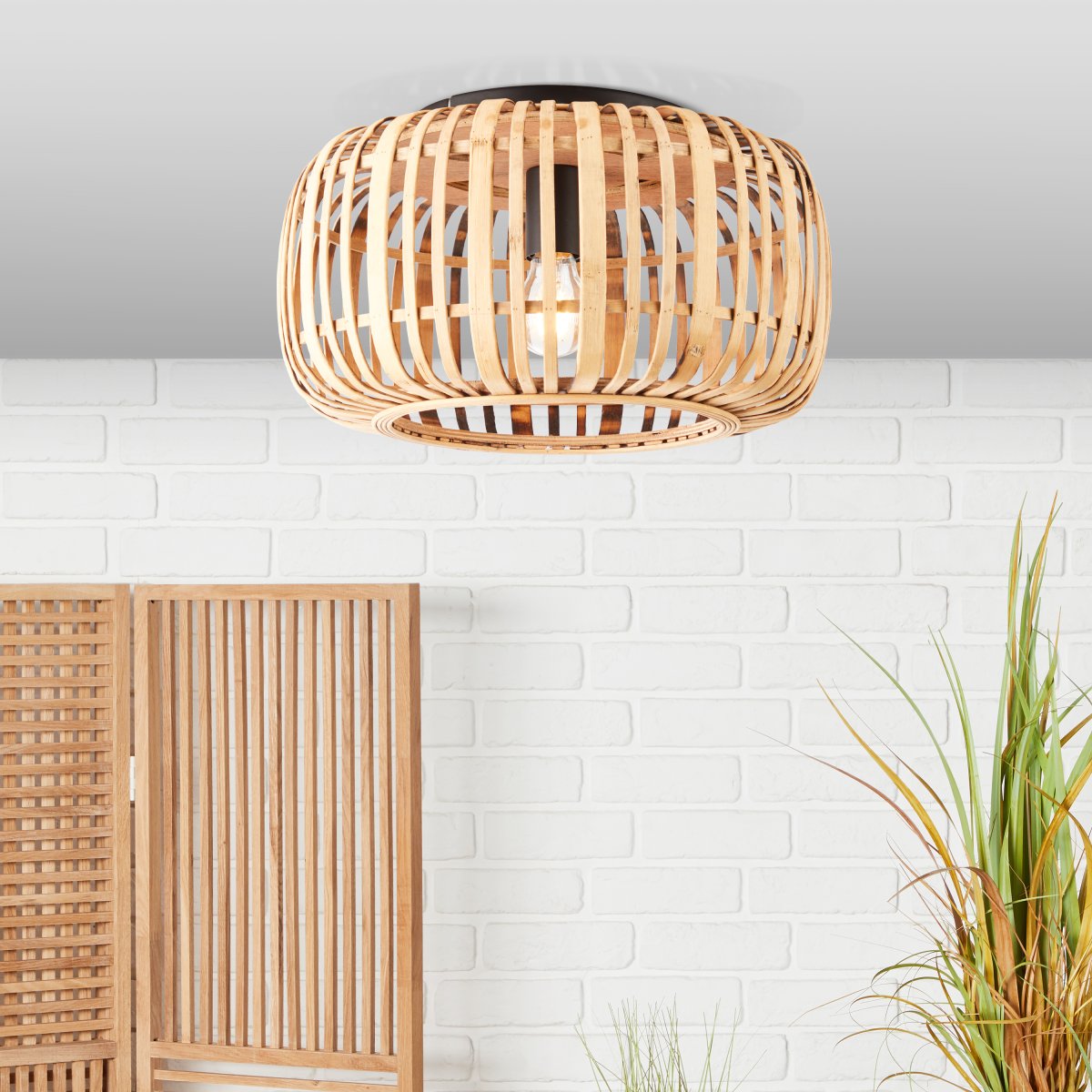Woodrow Ø40 Nature plafonnier De Brilliant - La lampe diffuse une lumi&egrave;re chaude et agr&eacute;able et cr&eacute;e une atmosph&egrave;re agr&eacute;able dans la pi&egrave;ce.