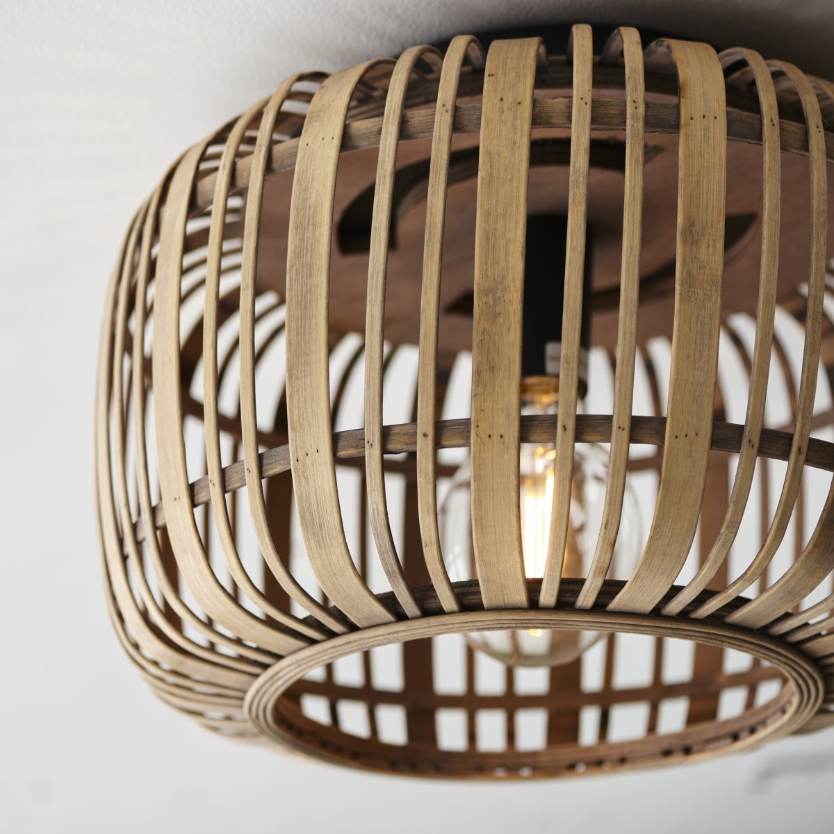 Woodrow Ø40 Nature plafonnier De Brilliant - La lampe diffuse une lumi&egrave;re chaude et agr&eacute;able et cr&eacute;e une atmosph&egrave;re agr&eacute;able dans la pi&egrave;ce.