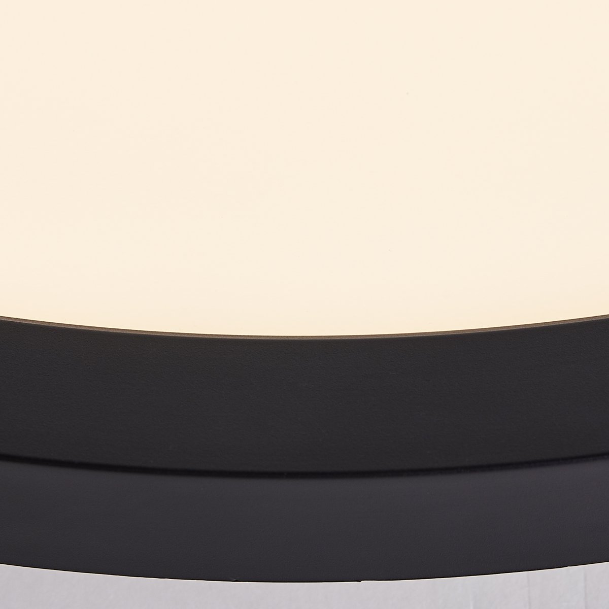 Tuco Ø25 Noir plafonnier De Brilliant - Avec son design minimaliste et efficace, il s'intègre aussi bien dans les espaces de travail que dans les espaces de vie.