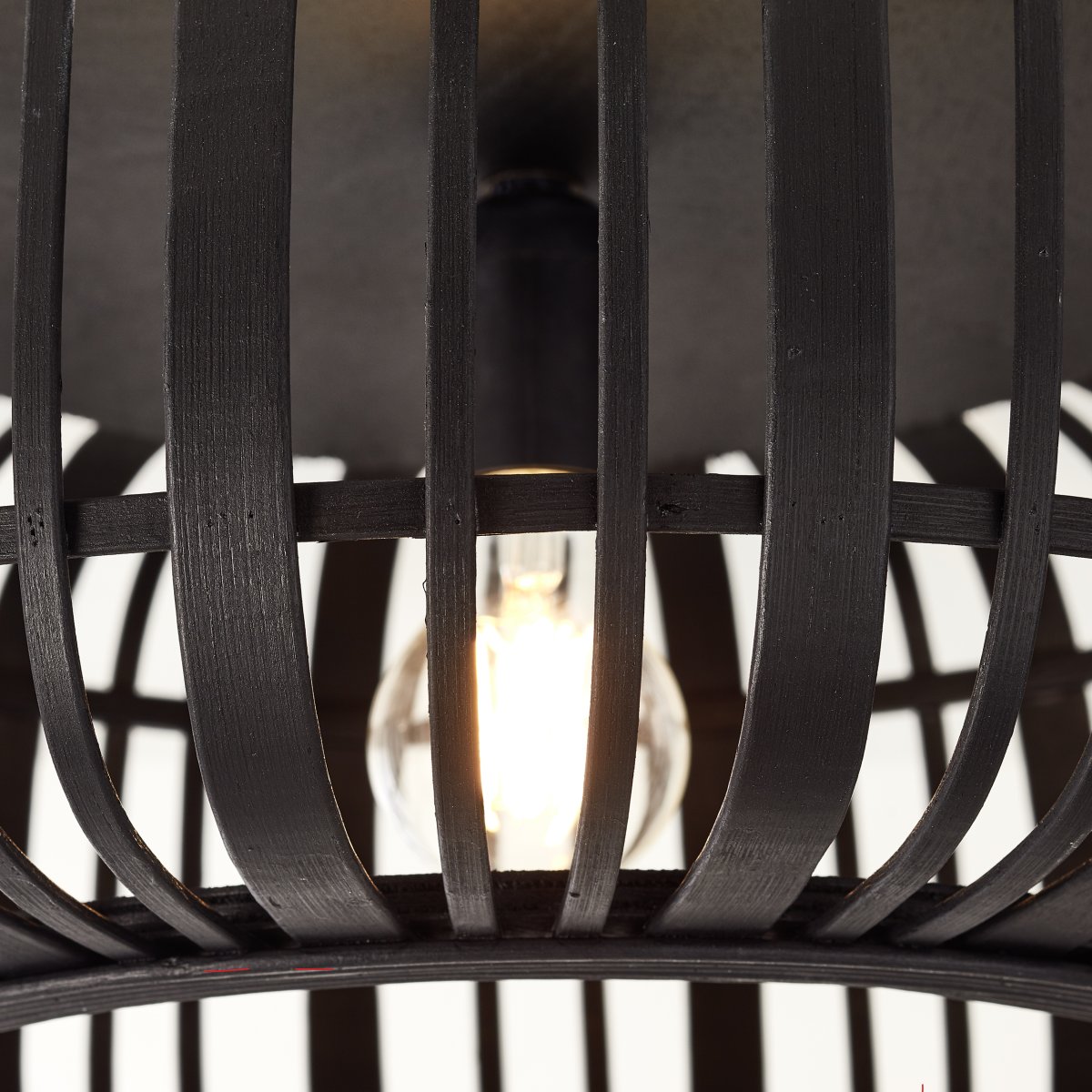 Woodrow Ø50 Noir plafonnier De Brilliant - La lampe diffuse une lumi&egrave;re chaude et agr&eacute;able et cr&eacute;e une atmosph&egrave;re agr&eacute;able dans la pi&egrave;ce.