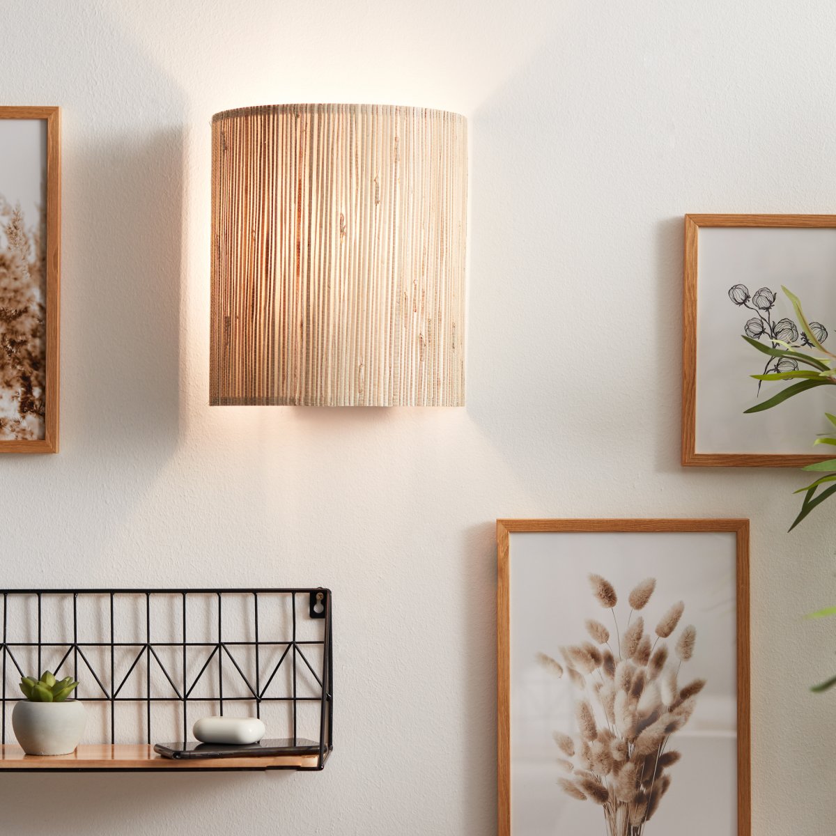 Wimea 26cm Nature applique murale De Brilliant - Cette lampe est fabriquée à partir d'algues, un matériau rapidement renouvelable, et allie design moderne et respect de l'environnement.