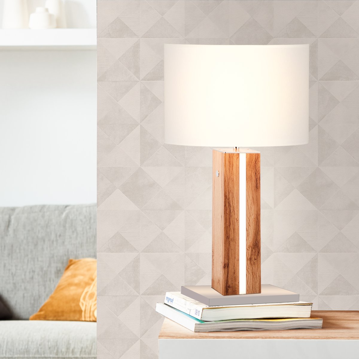 Magnus 55cm Bois clair lampe de table De Brilliant - La lampe de table Magnus allie fonctionnalit&eacute; et style avec son pied en bois, dot&eacute; d'un &eacute;clairage LED int&eacute;gr&eacute; &agrave; intensit&eacute; variable avec une lumi&egrave;re blanche chaude.
