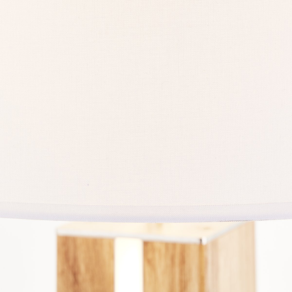 Magnus 55cm Bois clair lampe de table De Brilliant - La lampe de table Magnus allie fonctionnalit&eacute; et style avec son pied en bois, dot&eacute; d'un &eacute;clairage LED int&eacute;gr&eacute; &agrave; intensit&eacute; variable avec une lumi&egrave;re blanche chaude.