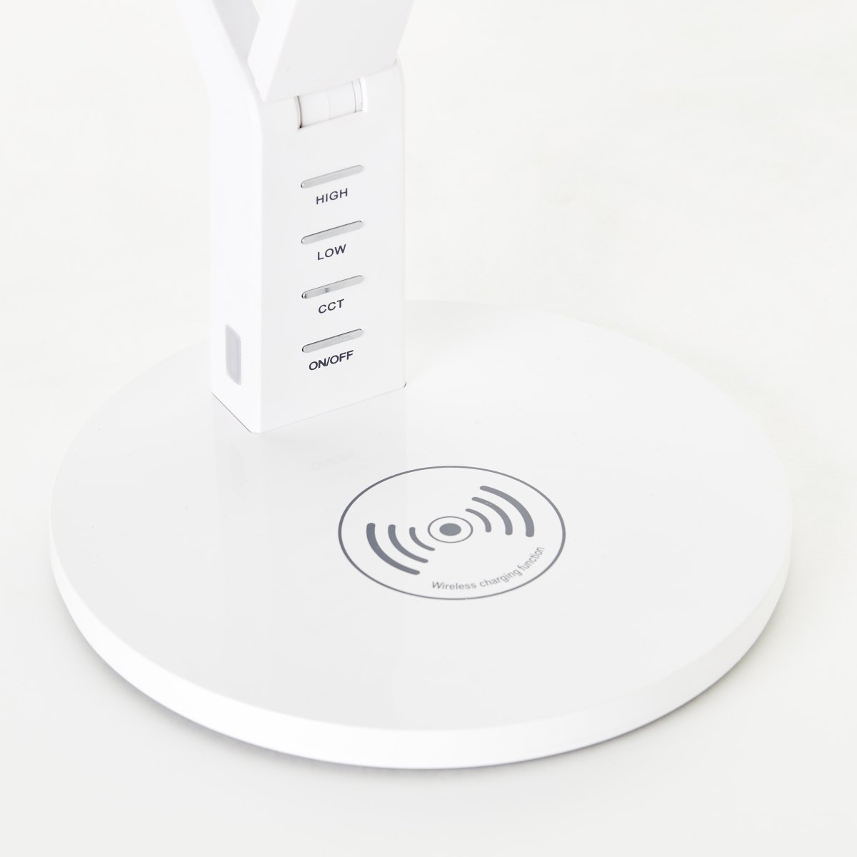 Kaila 40cm Blanc lampe de bureau De Brilliant - La lampe dispose d'un variateur tactile qui vous permet de régler facilement la luminosité et, grâce à la technologie CCT, vous offre la possibilité de choisir entre une lumière blanche chaude et une lumière blanche froide.