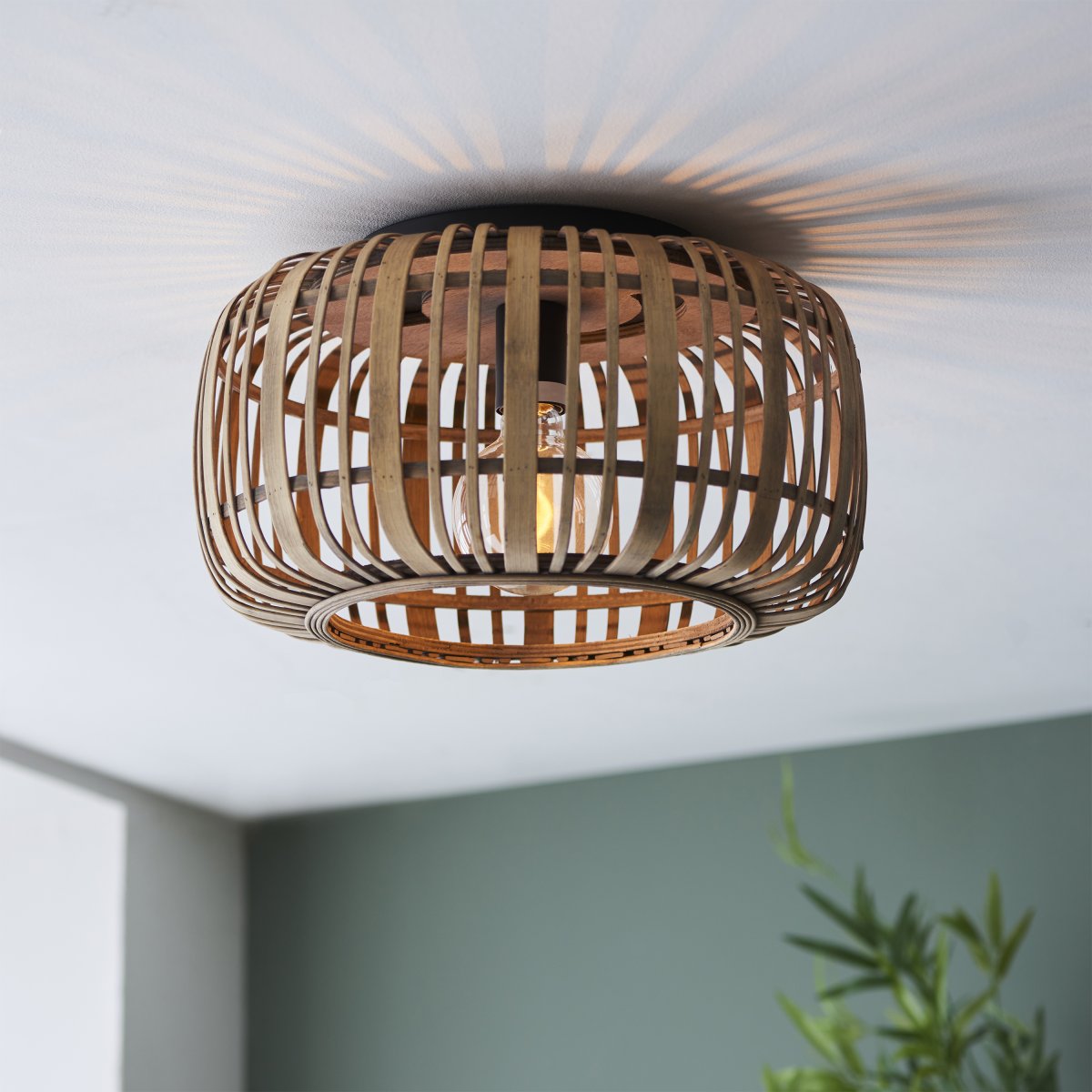 Woodrow Ø32 Nature plafonnier De Brilliant - La lampe diffuse une lumière chaude et agréable et crée une atmosphère agréable dans la pièce.