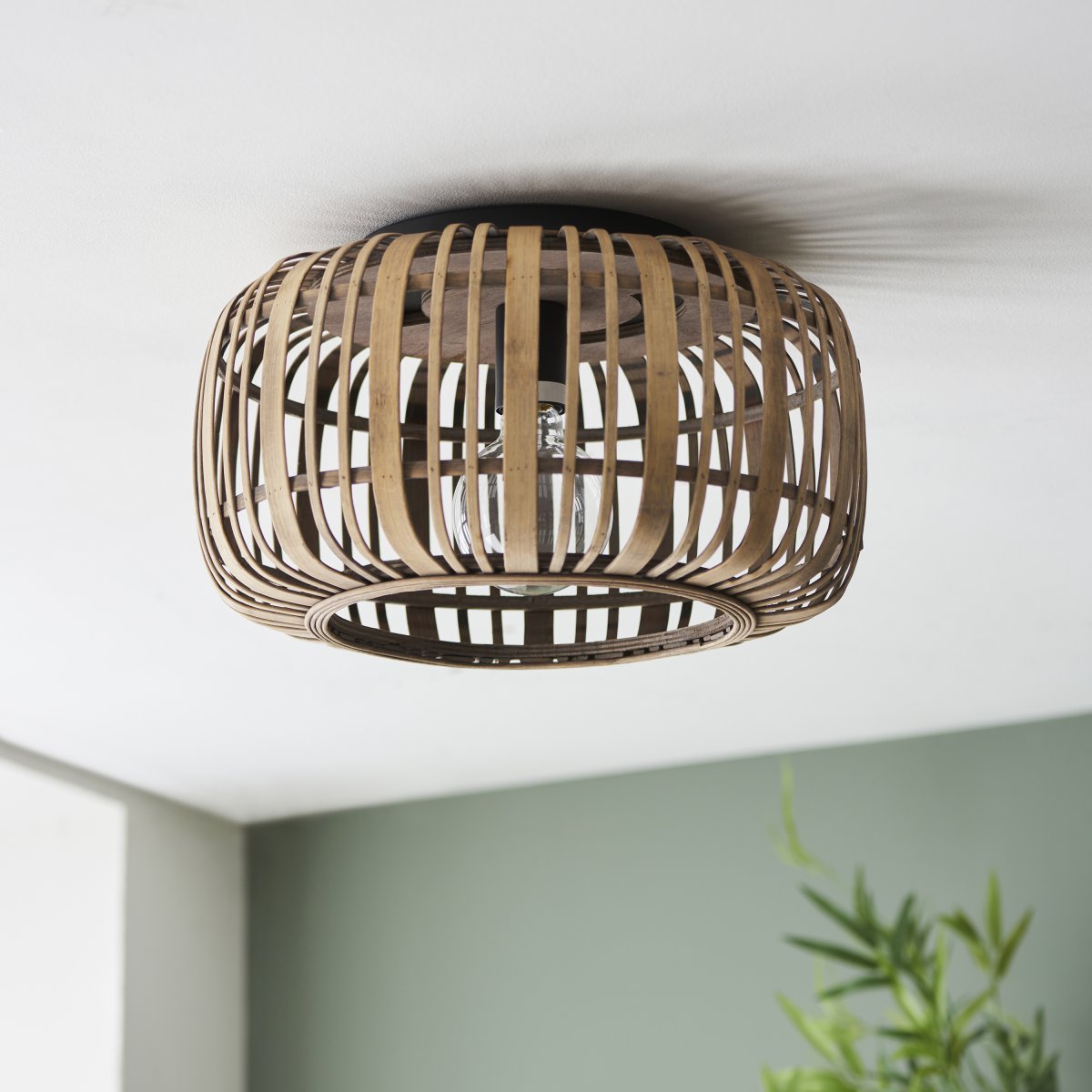 Woodrow Ø32 Nature plafonnier De Brilliant - La lampe diffuse une lumière chaude et agréable et crée une atmosphère agréable dans la pièce.
