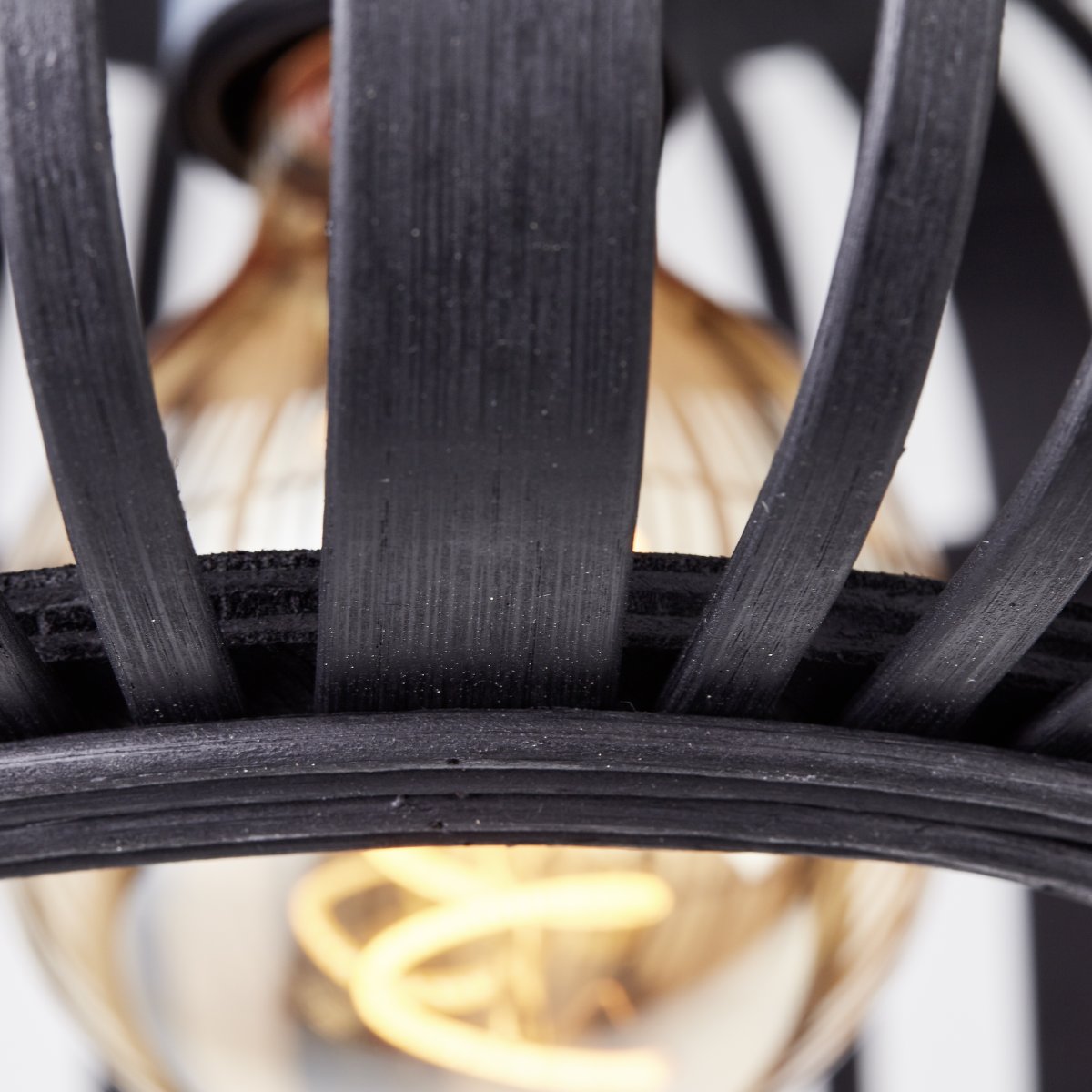 Woodrow Ø32 Noir plafonnier De Brilliant - La lampe diffuse une lumière chaude et agréable et crée une atmosphère agréable dans la pièce.