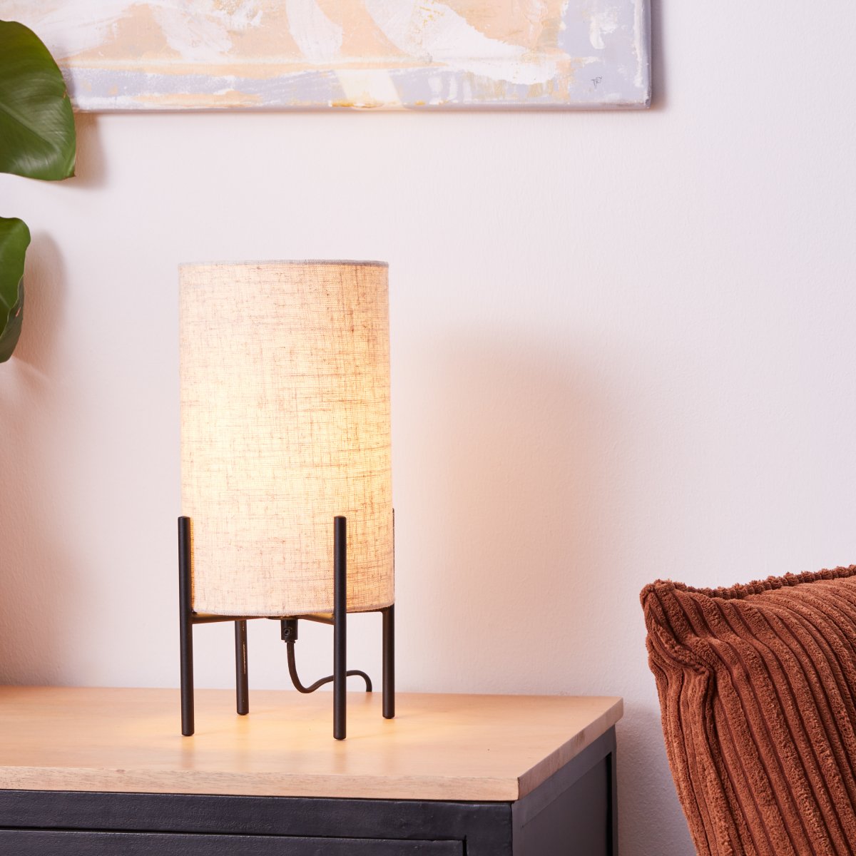 Fairhill 30cm Beige lampe de table De Brilliant - Son tissu textile de haute qualité offre une lumière chaude et agréable, tandis que le design classique transmet une sensation d'harmonie et de confort.