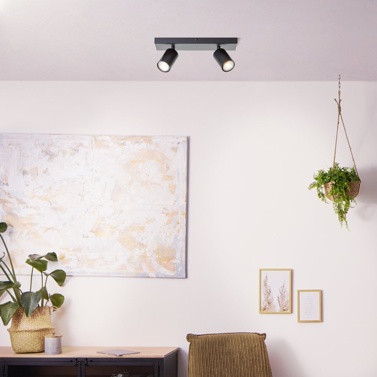Jello 2 Noir mat spot De Brilliant - Le métal noir mat offre un look moderne, tandis que les têtes de lampe réglables permettent de diriger facilement la lumière pour éclairer des zones spécifiques de la pièce.