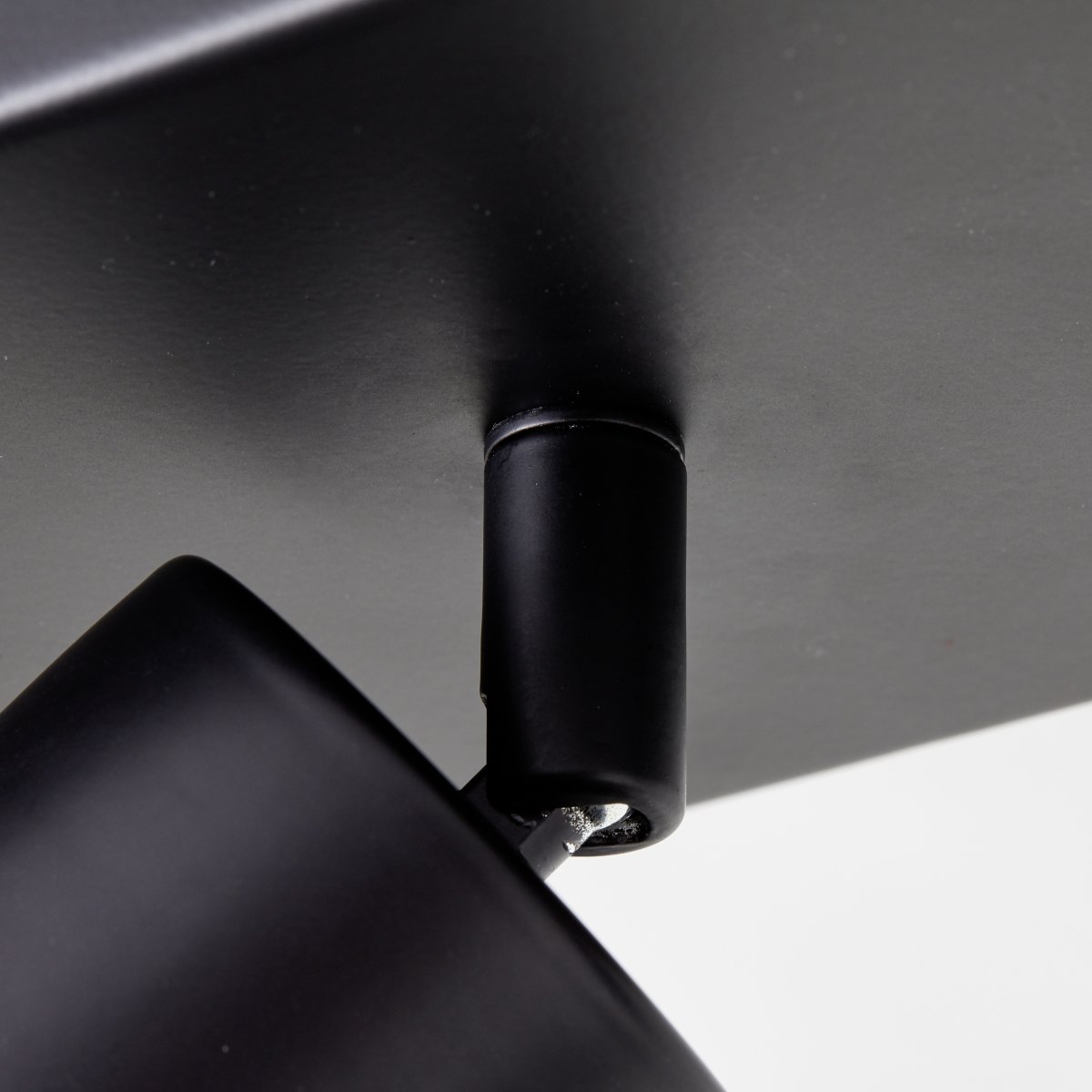Jello 2 Noir mat spot De Brilliant - Le métal noir mat offre un look moderne, tandis que les têtes de lampe réglables permettent de diriger facilement la lumière pour éclairer des zones spécifiques de la pièce.