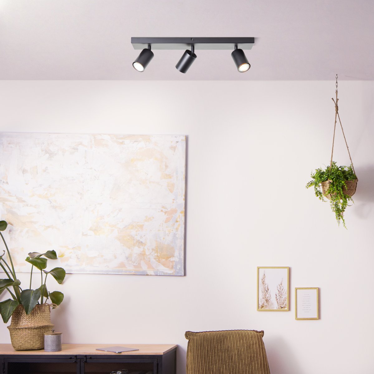 Jello 3 Noir mat spot De Brilliant - Le métal noir mat offre un look moderne, tandis que les têtes de lampe réglables permettent de diriger facilement la lumière pour éclairer des zones spécifiques de la pièce.