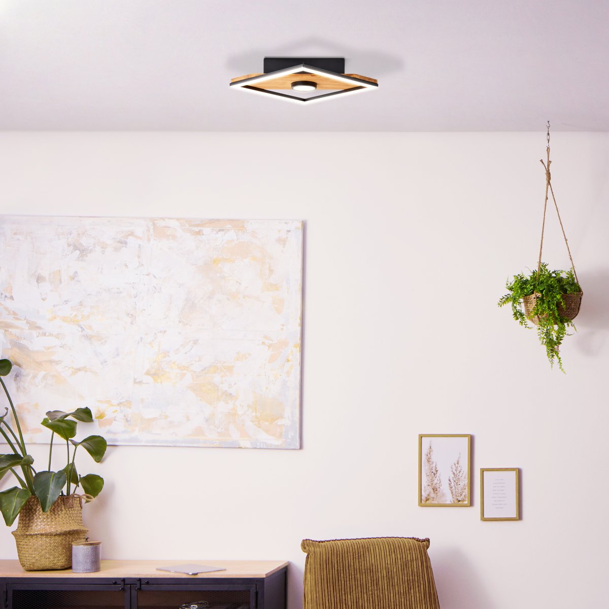 Woodbridge 25cm Bois plafonnier De Brilliant - La lampe combine du m&eacute;tal noir mat avec des d&eacute;tails en bois pour cr&eacute;er une atmosph&egrave;re chaleureuse et naturelle.