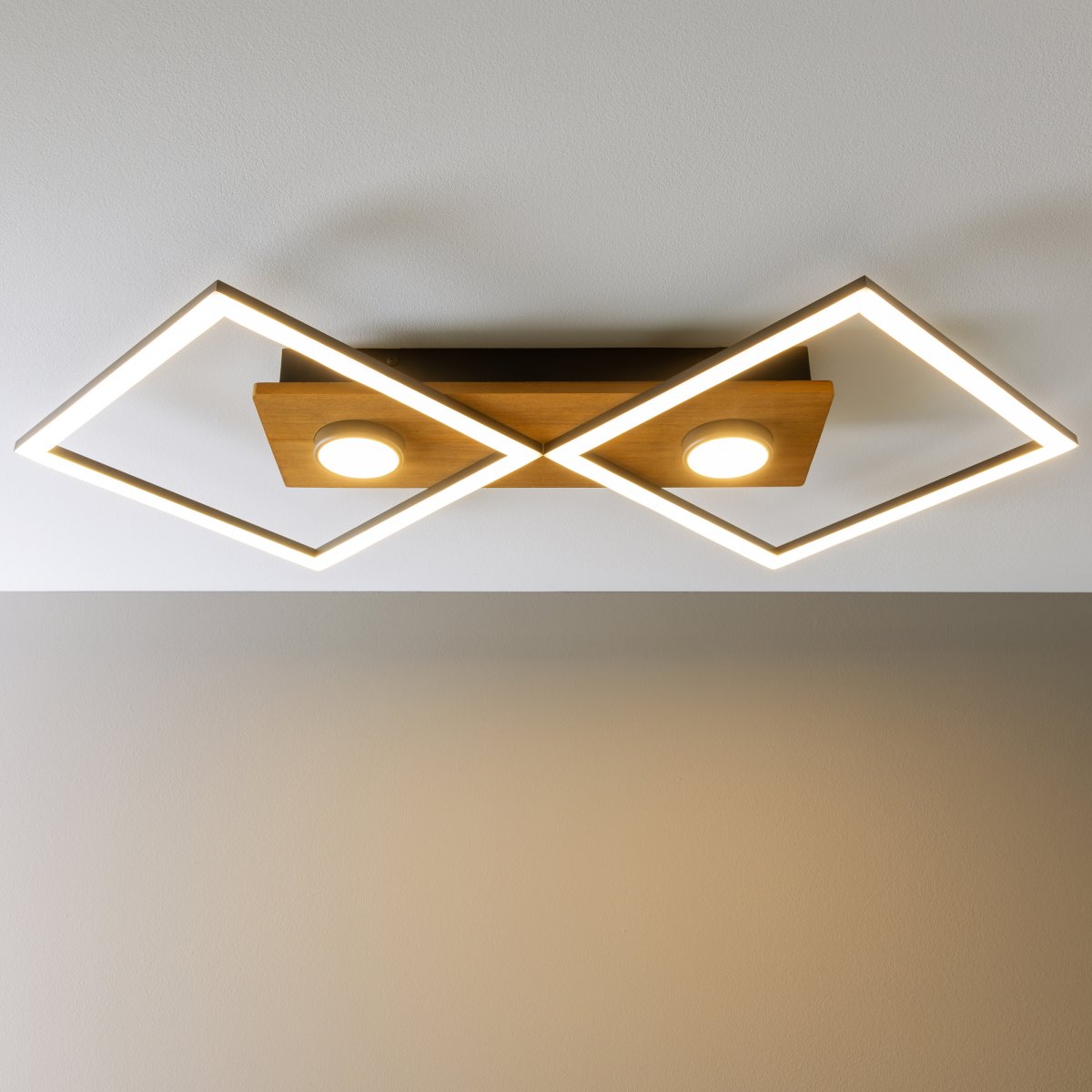 Woodbridge 70cm Bois plafonnier De Brilliant - La lumi&egrave;re est &eacute;quip&eacute;e d'un variateur &agrave; 3 niveaux, qui est contr&ocirc;l&eacute; via un interrupteur mural standard, permettant un r&eacute;glage pratique de la luminosit&eacute; selon les besoins.