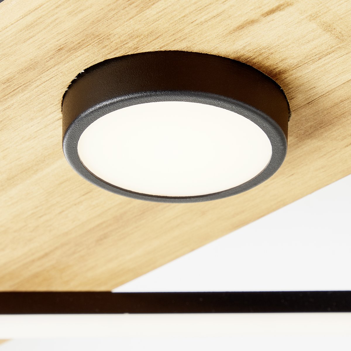 Woodbridge 106cm Bois plafonnier De Brilliant - La lumi&egrave;re est &eacute;quip&eacute;e d'un variateur &agrave; 3 niveaux, qui est contr&ocirc;l&eacute; via un interrupteur mural standard, permettant un r&eacute;glage pratique de la luminosit&eacute; selon les besoins.