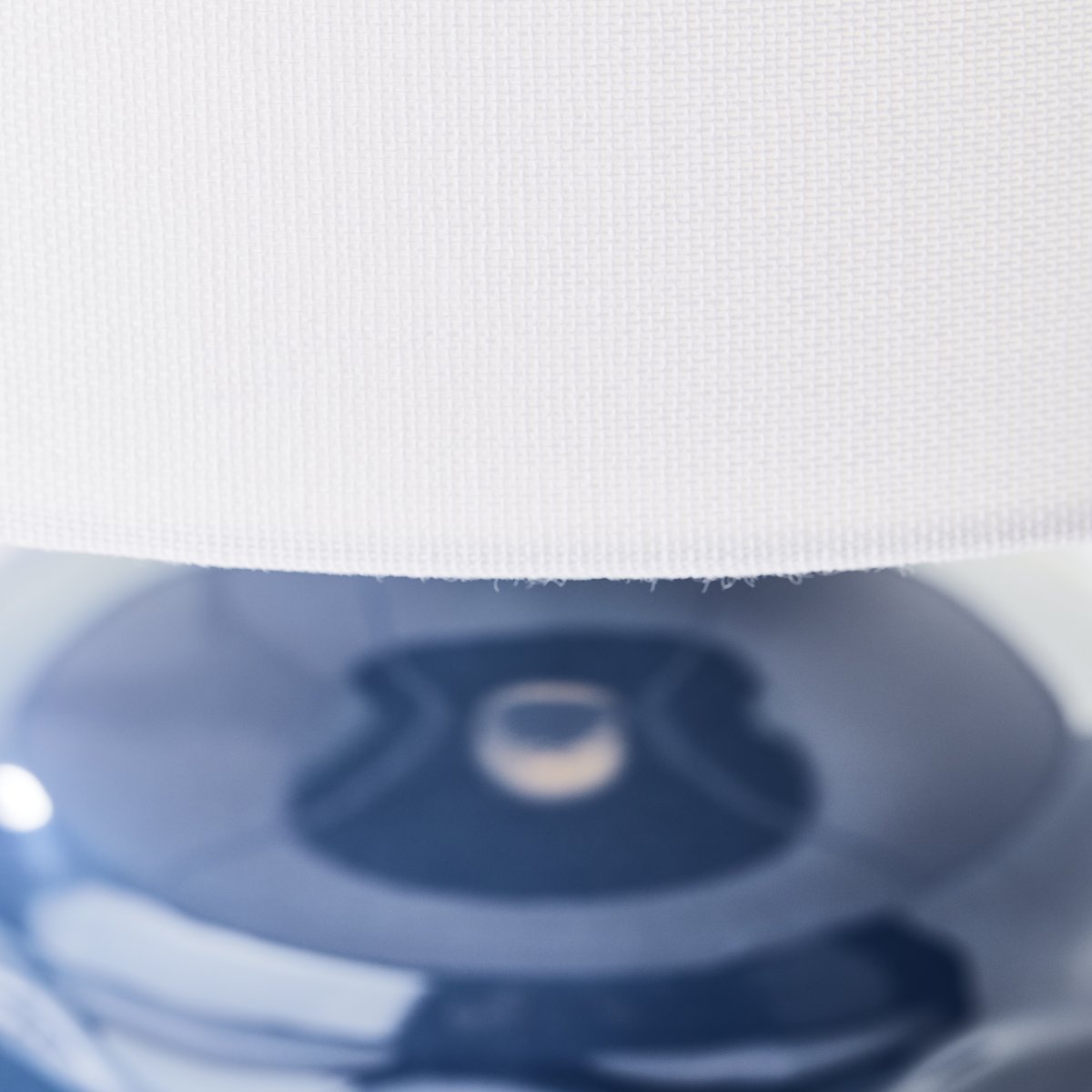 Ilysa 42cm Bleu lampe de table De Brilliant - Cette lampe de table d&eacute;corative est parfaite comme lampe de chevet ou pour cr&eacute;er une ambiance cosy dans votre salon.