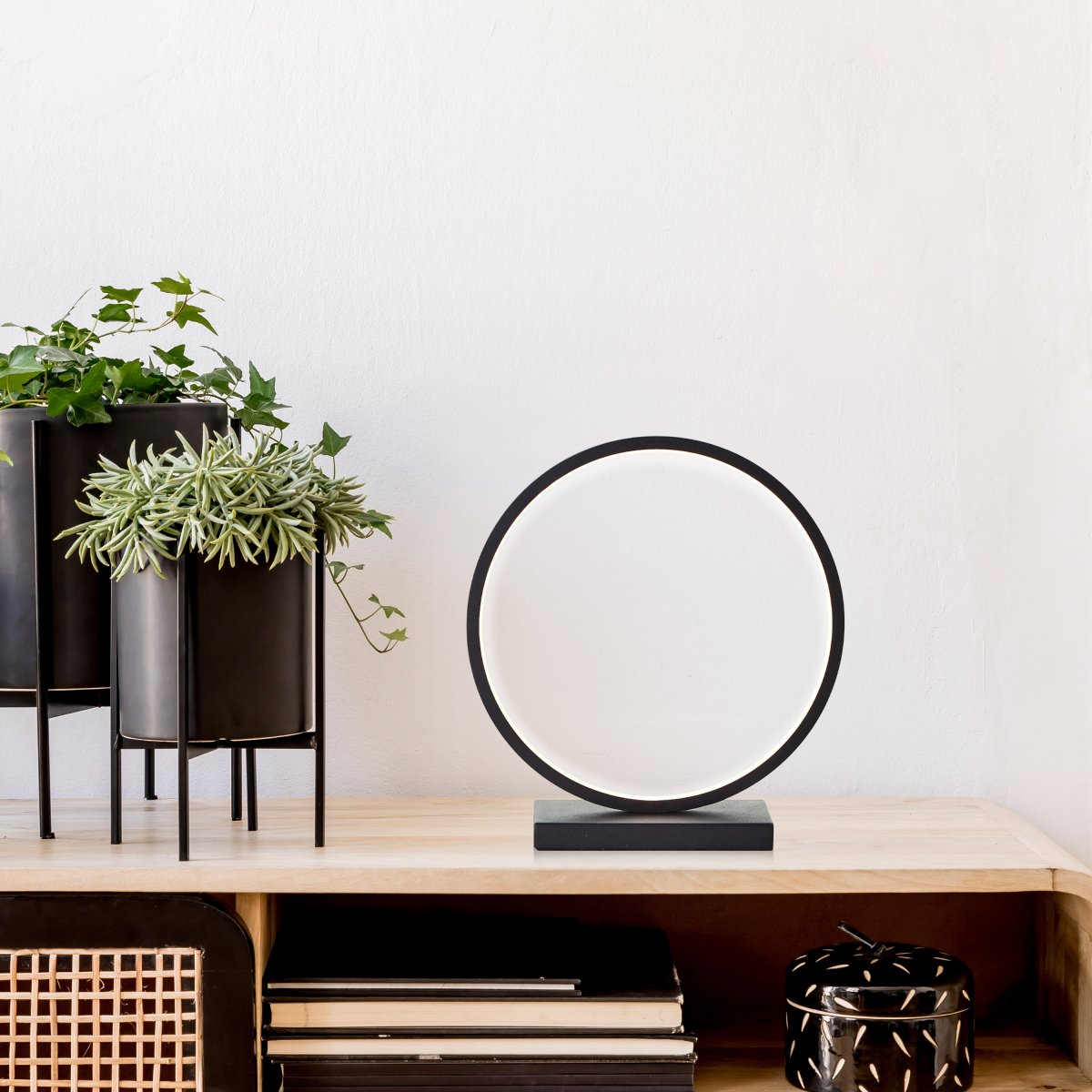 Chaumont 28cm Noir lampe de table De Brilliant - Cette lampe de table d&eacute;corative au design moderne est parfaite comme lampe de chevet ou pour un &eacute;clairage d'ambiance dans votre salon.