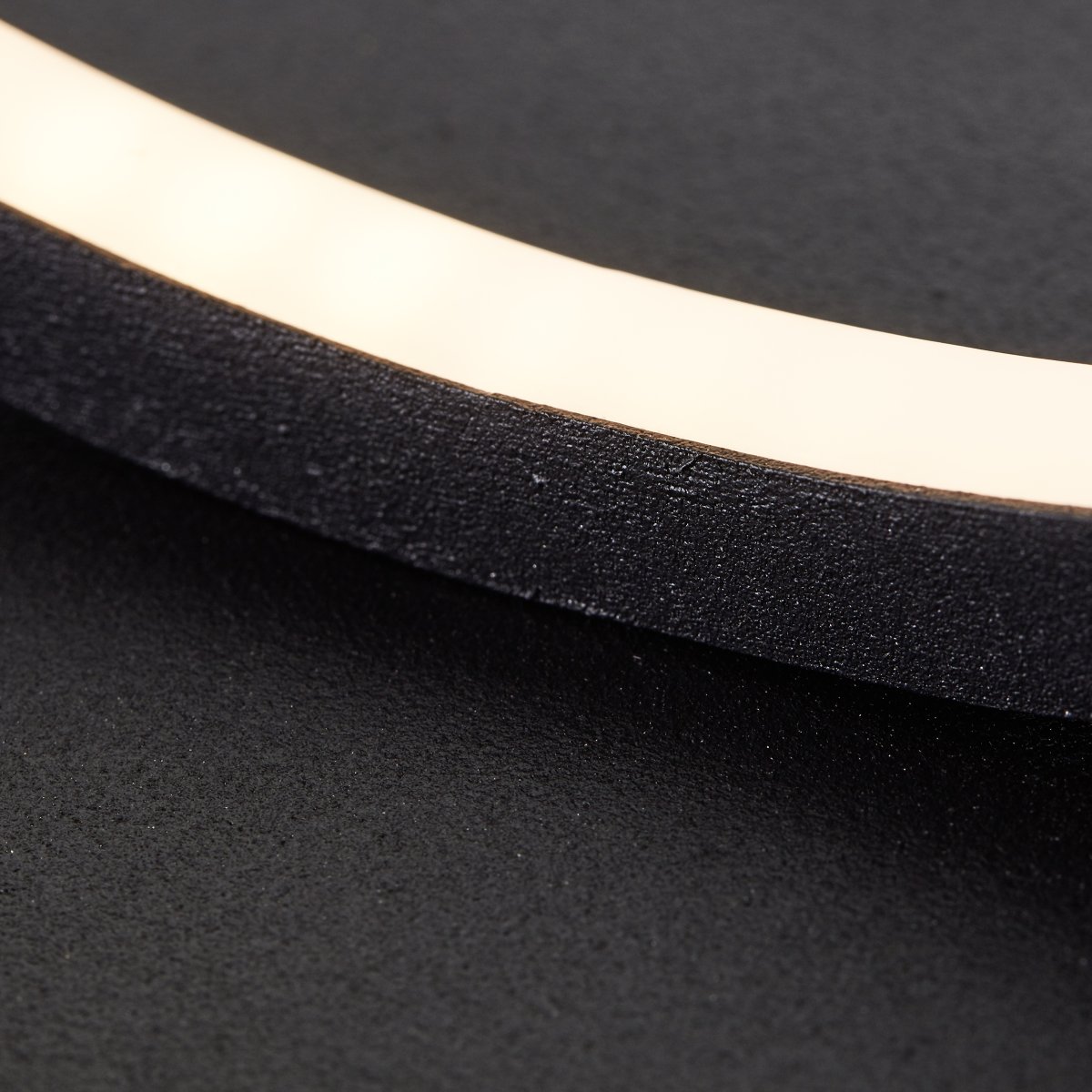 Chaumont 28cm Noir lampe de table De Brilliant - Cette lampe de table d&eacute;corative au design moderne est parfaite comme lampe de chevet ou pour un &eacute;clairage d'ambiance dans votre salon.