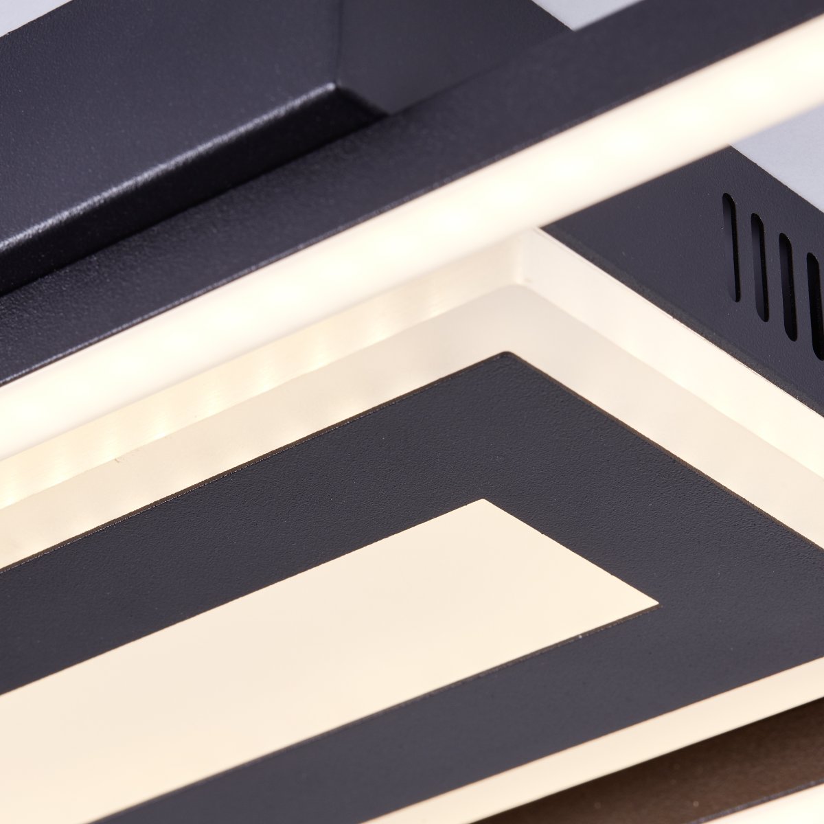 Besson 55cm Noir plafonnier De Brilliant - Avec 2900 lumens, il fournit une lumière suffisamment vive pour servir de seule source lumineuse dans les pièces de taille moyenne.