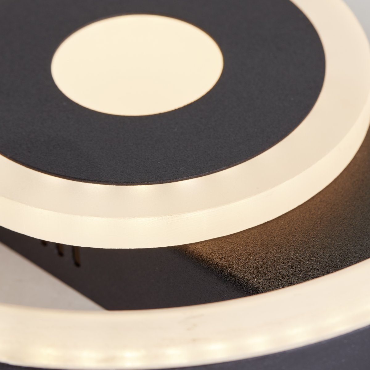 Maureen Ø20 Noir plafonnier De Brilliant - Le plafonnier Maureen offre un &eacute;clairage d&eacute;coratif et est parfait pour les salons et les bureaux.