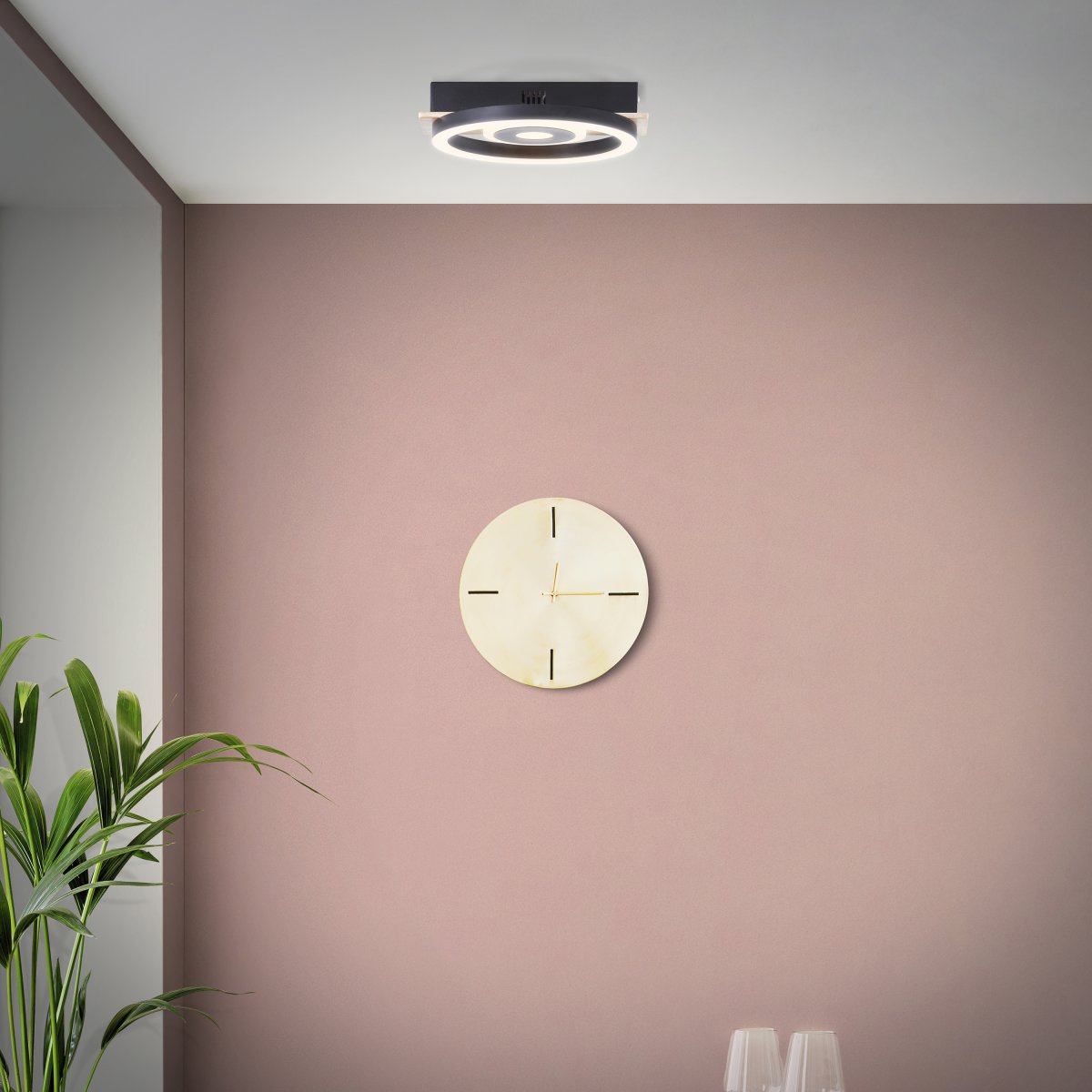 Maureen 22cm Noir plafonnier De Brilliant - Le plafonnier combine un aspect bois naturel avec un design moderne et s'int&egrave;gre parfaitement dans le couloir, le salon ou la chambre.