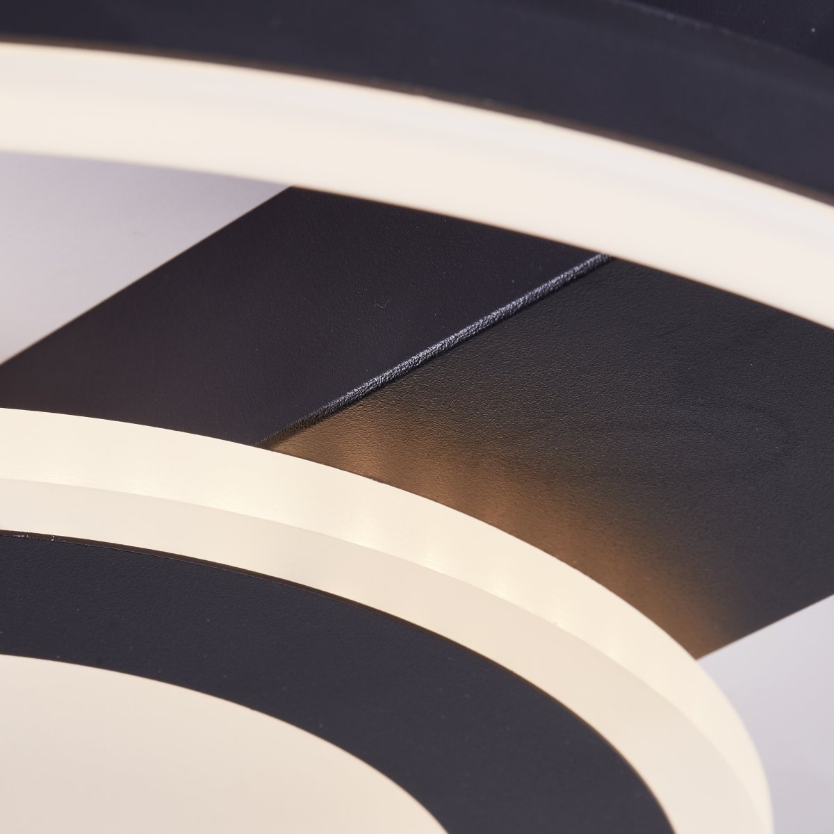 Maureen 37cm Noir plafonnier De Brilliant - Il est &eacute;quip&eacute; d'une technologie LED &eacute;conome en &eacute;nergie pour une longue dur&eacute;e de vie et une faible consommation d'&eacute;nergie.