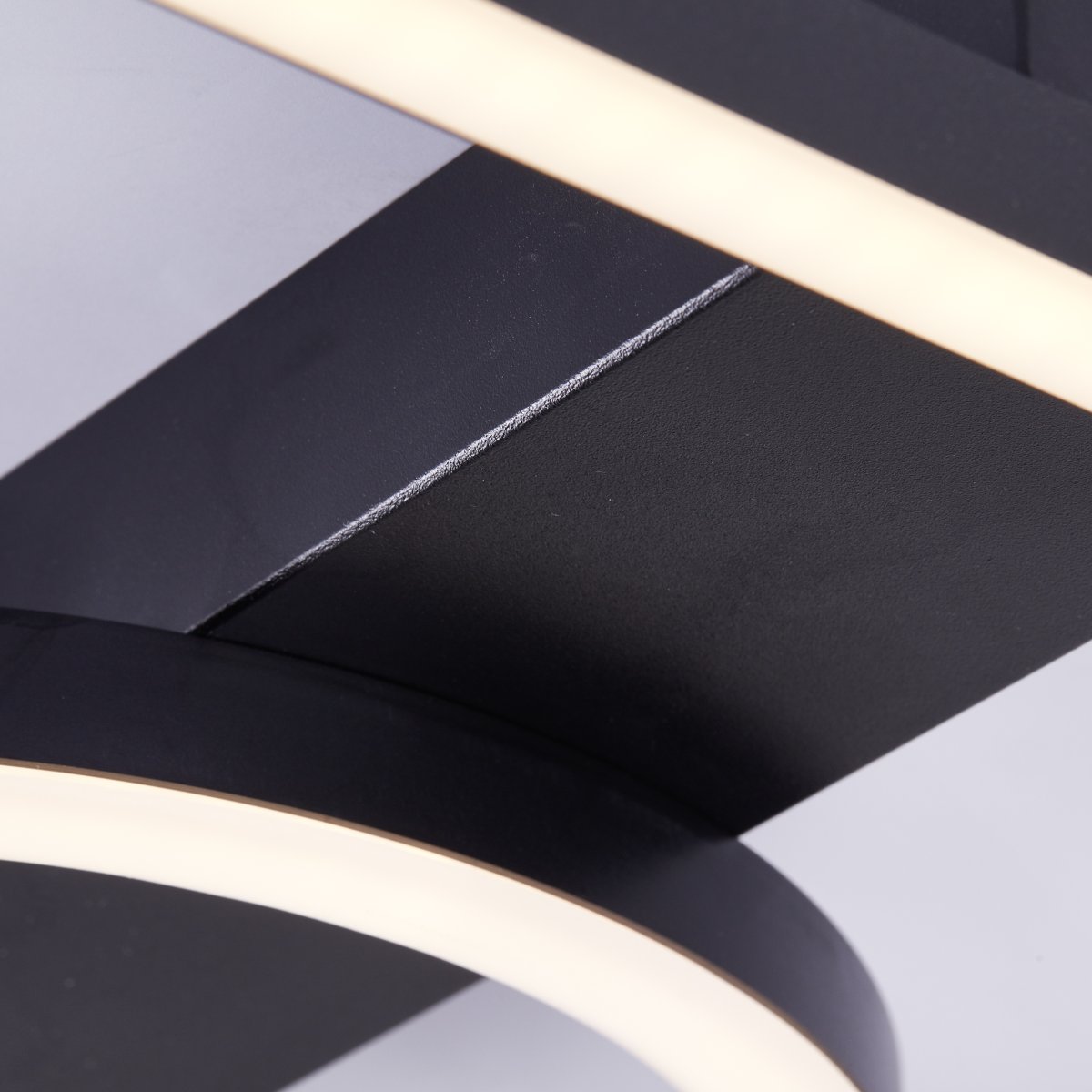 Maureen 40cm Noir plafonnier De Brilliant - Ce plafonnier moderne offre une lumi&egrave;re conviviale et accueillante qui s'int&egrave;gre aussi bien dans le couloir que dans le salon et la chambre.