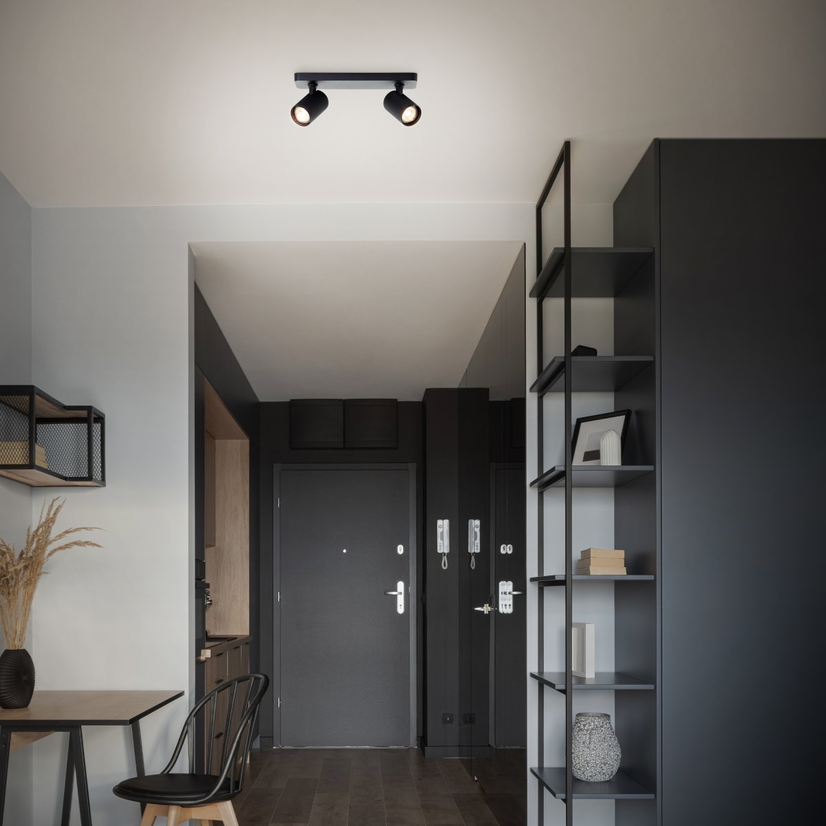 Marty 2 Sable noir spot De Brilliant - La lampe est dotée de douilles GU10 et est livrée avec des sources lumineuses à intensité variable qui émettent une lumière blanche chaude.