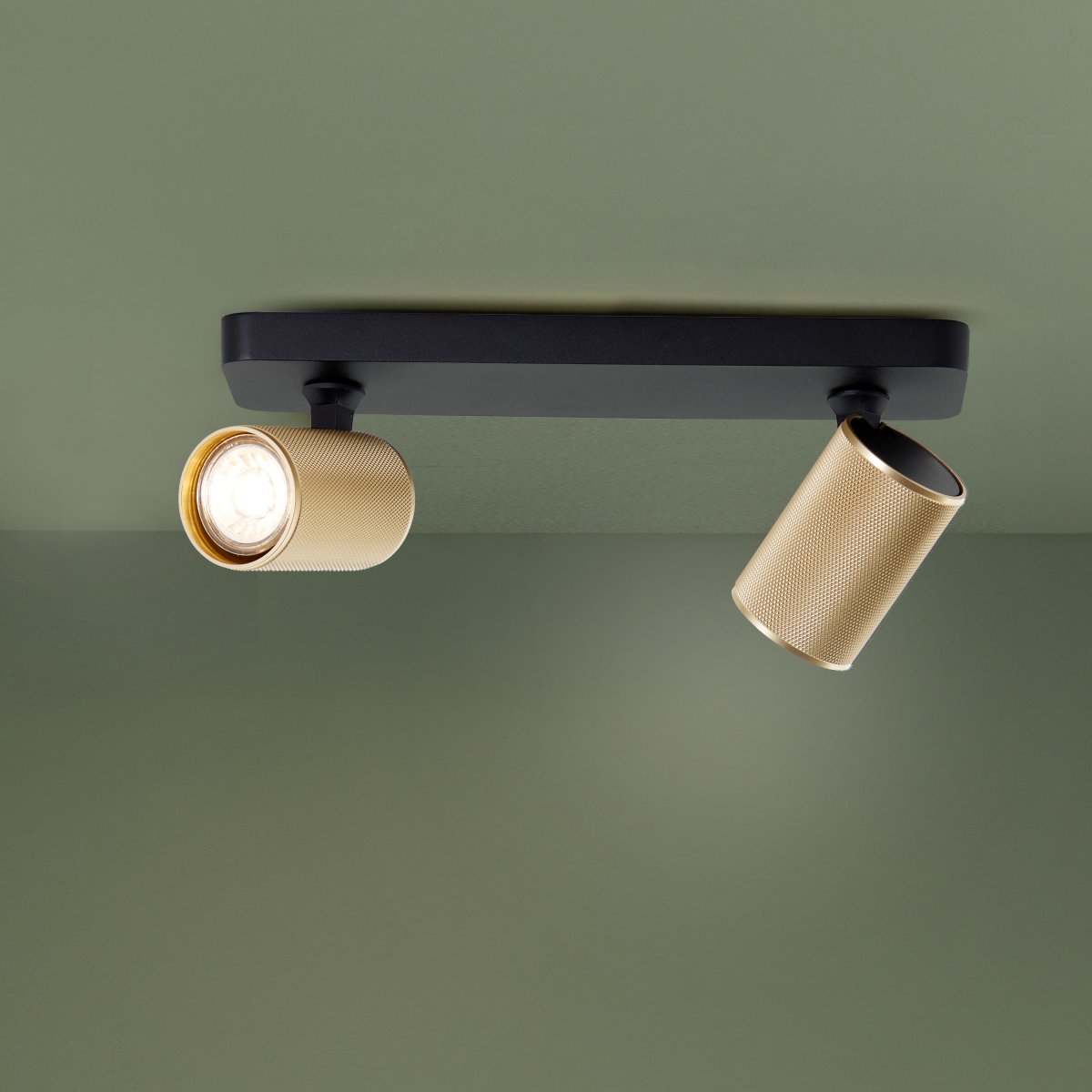 Marty 2 Sable noir spot De Brilliant - La lampe est dotée de douilles GU10 et est livrée avec des sources lumineuses à intensité variable qui émettent une lumière blanche chaude.