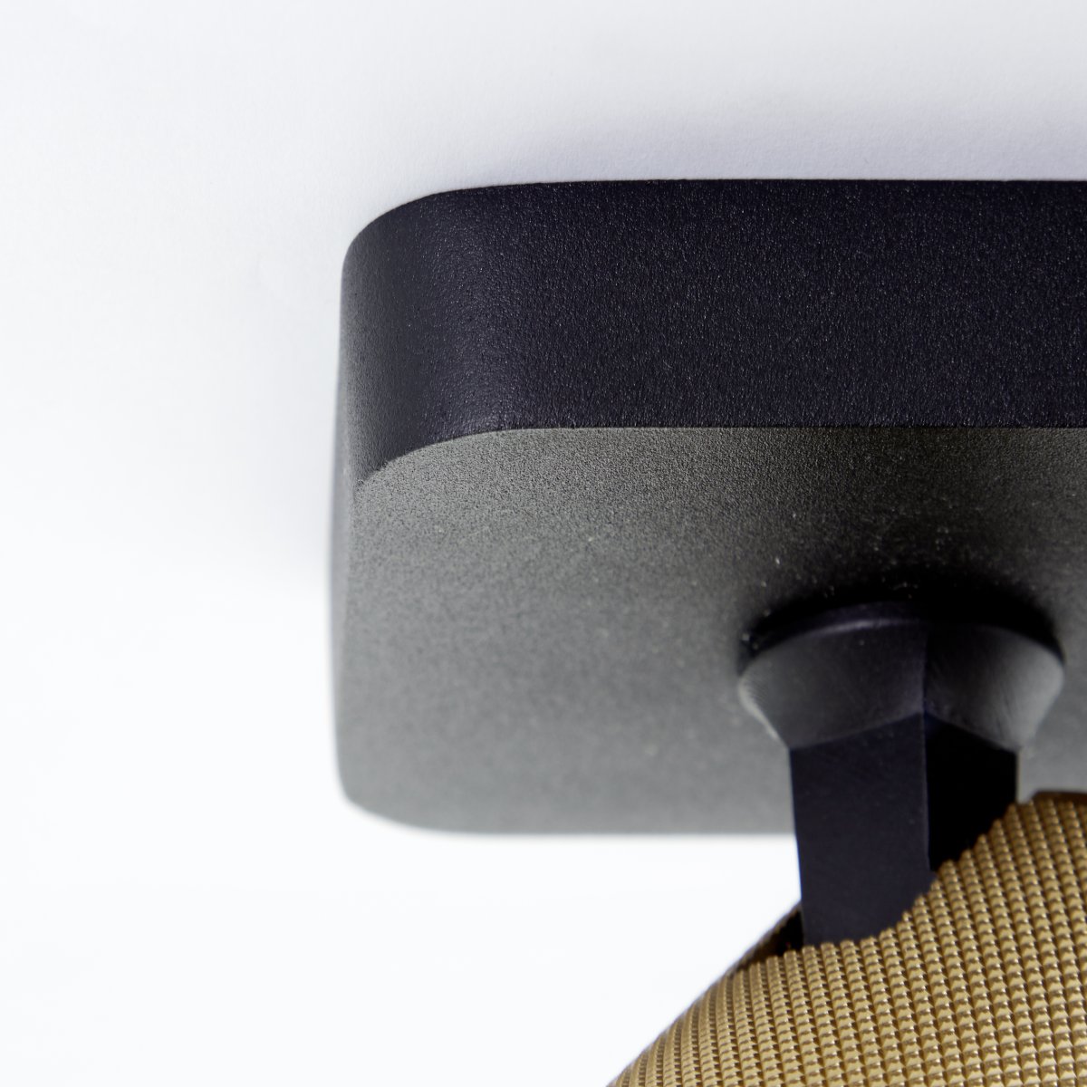 Marty 2 Sable noir spot De Brilliant - La lampe est dotée de douilles GU10 et est livrée avec des sources lumineuses à intensité variable qui émettent une lumière blanche chaude.