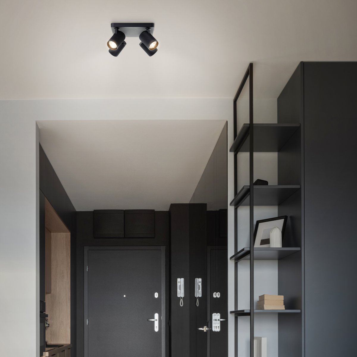 Marty 4 Sable noir spot De Brilliant - La lampe est dot&eacute;e de douilles GU10 et est livr&eacute;e avec des sources lumineuses &agrave; intensit&eacute; variable qui &eacute;mettent une lumi&egrave;re blanche chaude.