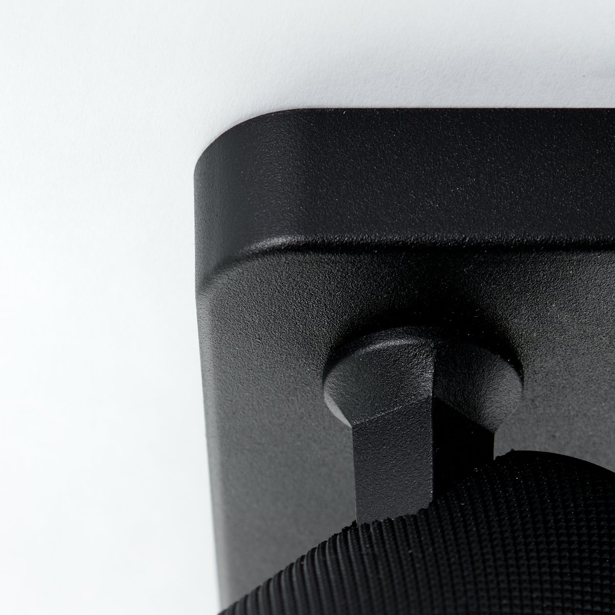 Marty 4 Sable noir spot De Brilliant - La lampe est dot&eacute;e de douilles GU10 et est livr&eacute;e avec des sources lumineuses &agrave; intensit&eacute; variable qui &eacute;mettent une lumi&egrave;re blanche chaude.