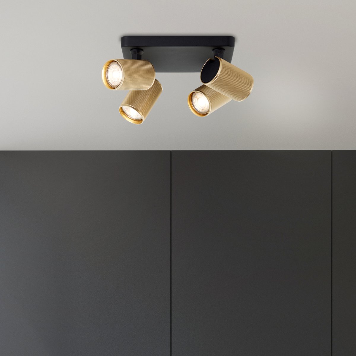 Marty 4 Sable noir spot De Brilliant - La lampe est dotée de douilles GU10 et est livrée avec des sources lumineuses à intensité variable qui émettent une lumière blanche chaude.