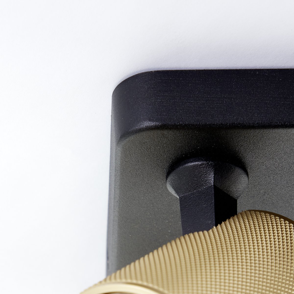 Marty 4 Sable noir spot De Brilliant - La lampe est dotée de douilles GU10 et est livrée avec des sources lumineuses à intensité variable qui émettent une lumière blanche chaude.