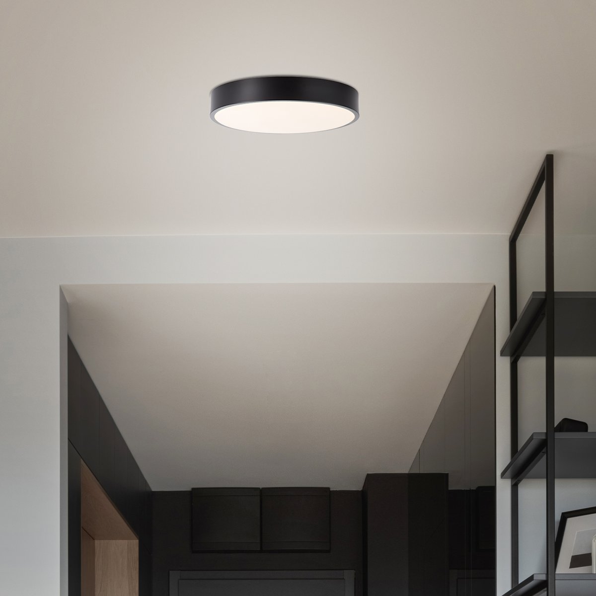 Slimline Ø33 Noir plafonnier De Brilliant - Malgr&eacute; sa taille, il poss&egrave;de une forte luminosit&eacute; de 2400 lumens et une couleur de lumi&egrave;re blanche chaude de 3000 Kelvin, ce qui cr&eacute;e une atmosph&egrave;re agr&eacute;able.