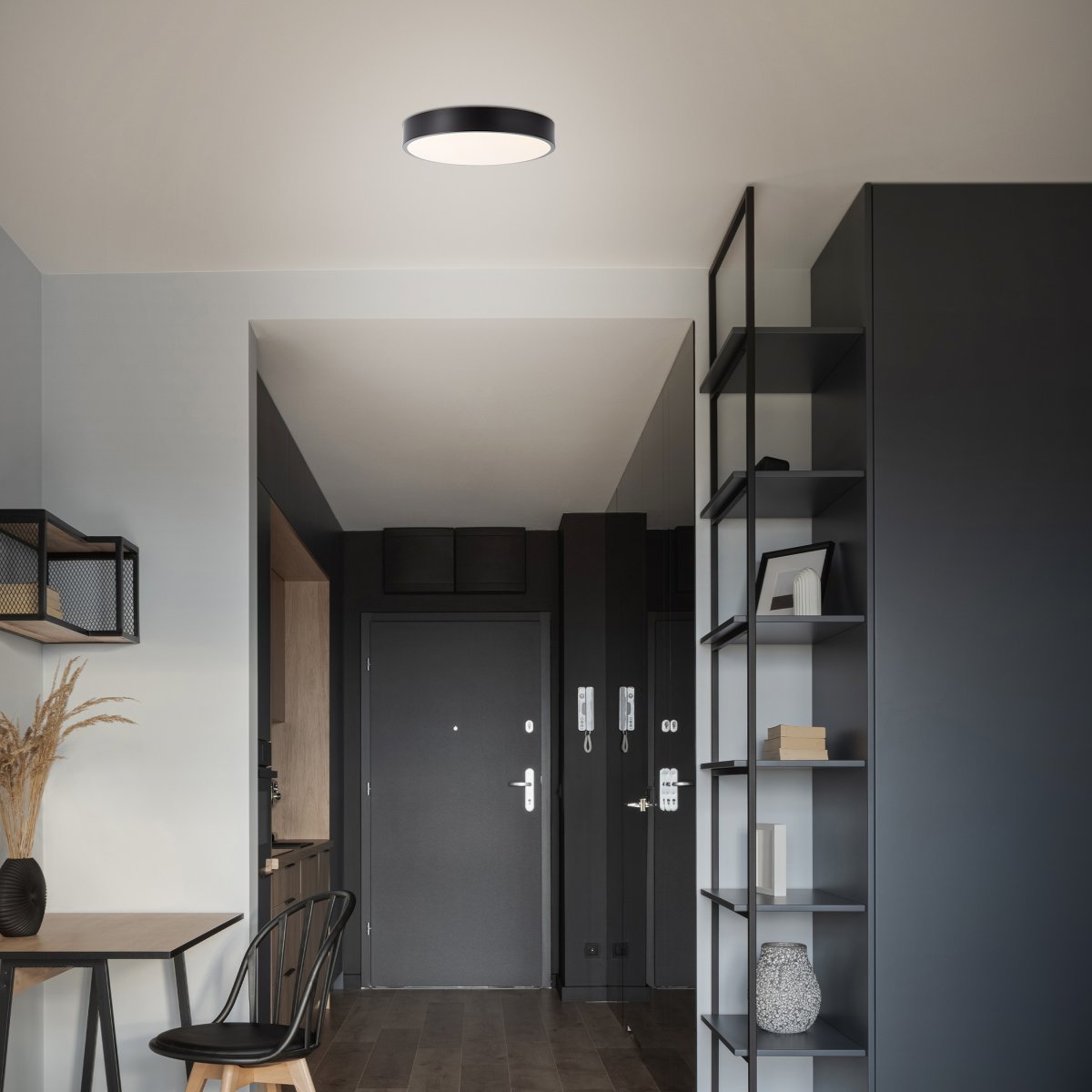 Slimline Ø33 Noir plafonnier De Brilliant - Malgr&eacute; sa taille, il poss&egrave;de une forte luminosit&eacute; de 2400 lumens et une couleur de lumi&egrave;re blanche chaude de 3000 Kelvin, ce qui cr&eacute;e une atmosph&egrave;re agr&eacute;able.