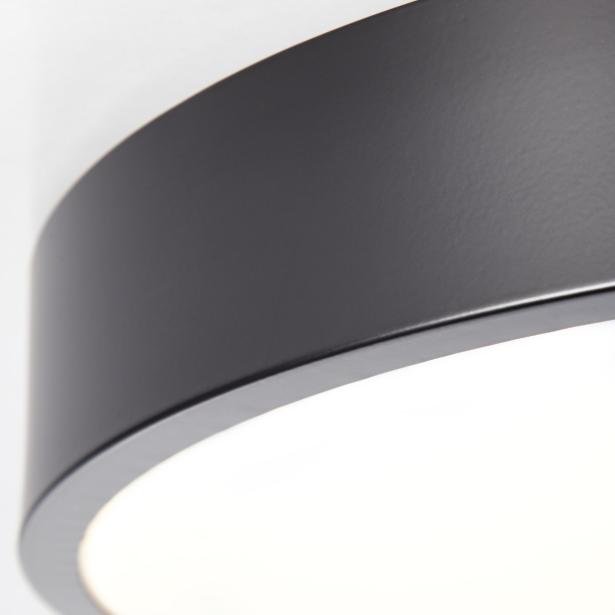Slimline Ø33 Noir plafonnier De Brilliant - Malgr&eacute; sa taille, il poss&egrave;de une forte luminosit&eacute; de 2400 lumens et une couleur de lumi&egrave;re blanche chaude de 3000 Kelvin, ce qui cr&eacute;e une atmosph&egrave;re agr&eacute;able.