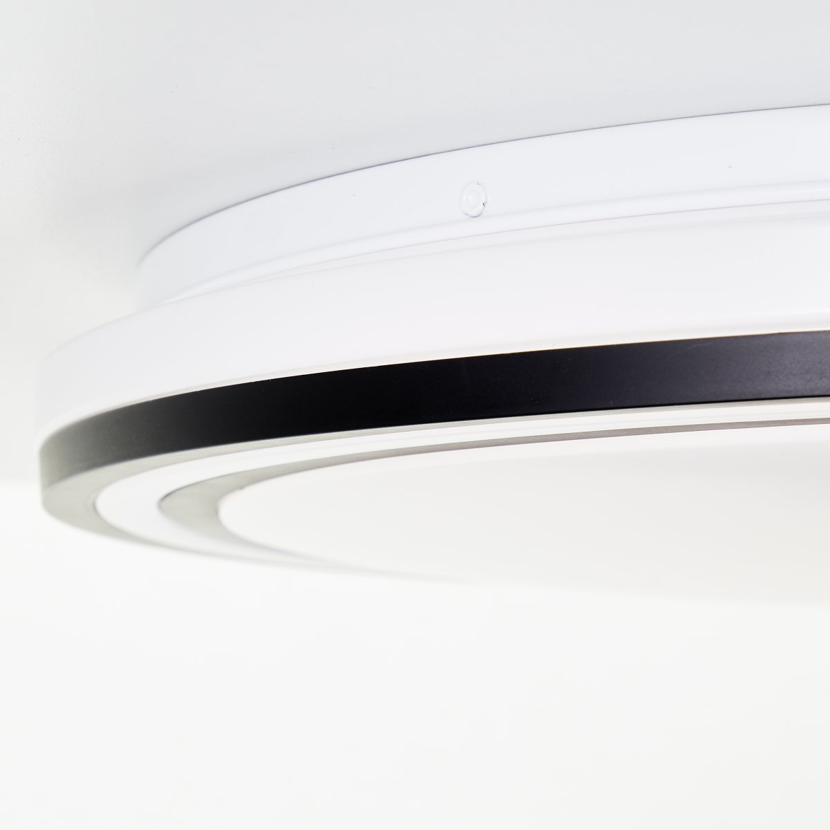 Cloe Ø50 Noir plafonnier De Brilliant - Avec la fonction RVB, vous pouvez cr&eacute;er l'atmosph&egrave;re souhait&eacute;e en basculant entre diff&eacute;rentes couleurs et avec la technologie CCT, vous pouvez r&eacute;gler la temp&eacute;rature de couleur de la lumi&egrave;re du blanc chaud au blanc froid.