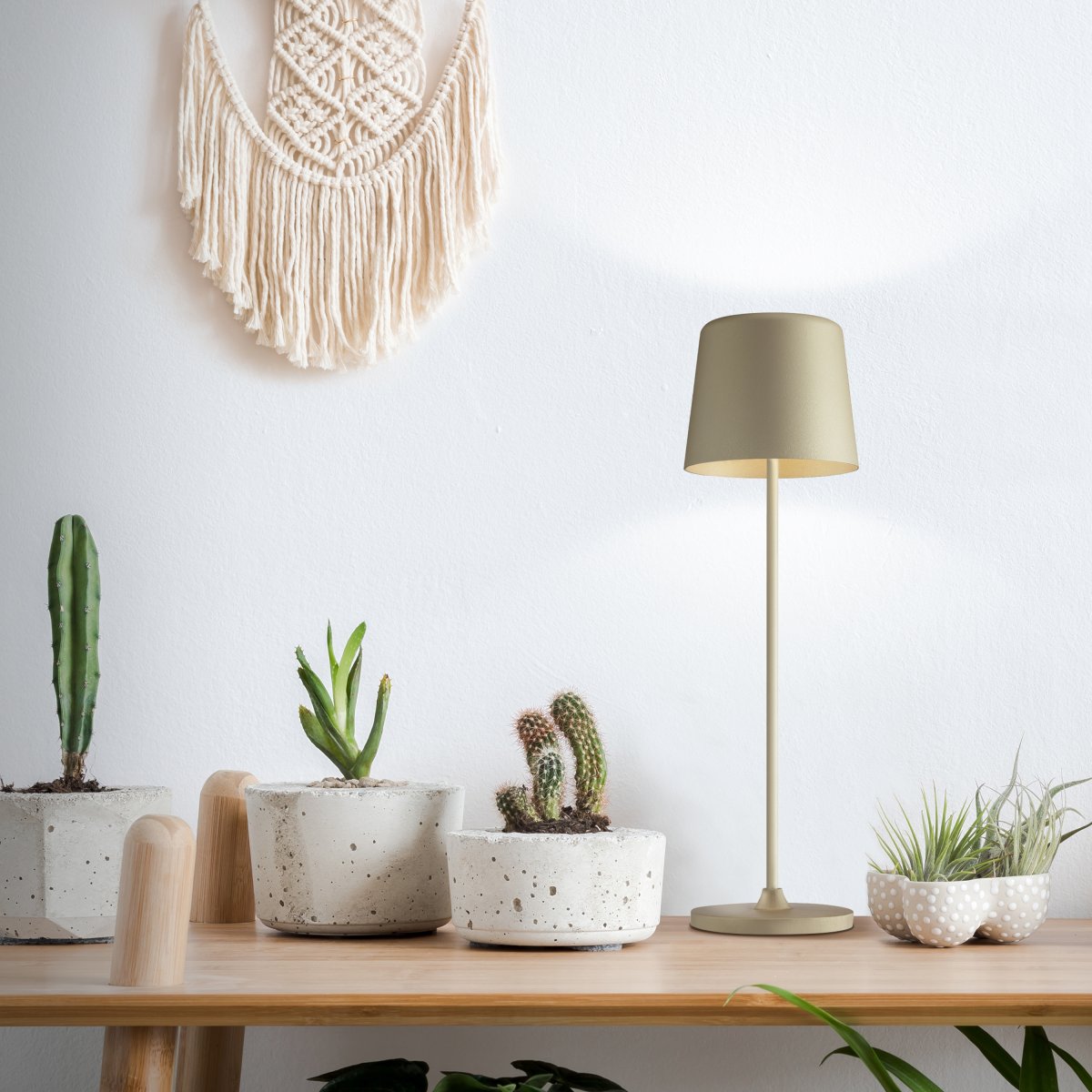 Kaami 37cm Cappuccino mat portable De Brilliant - Avec son indice de protection IP44 &eacute;lev&eacute;, il est r&eacute;sistant aux intemp&eacute;ries et parfait pour une utilisation int&eacute;rieure et ext&eacute;rieure.