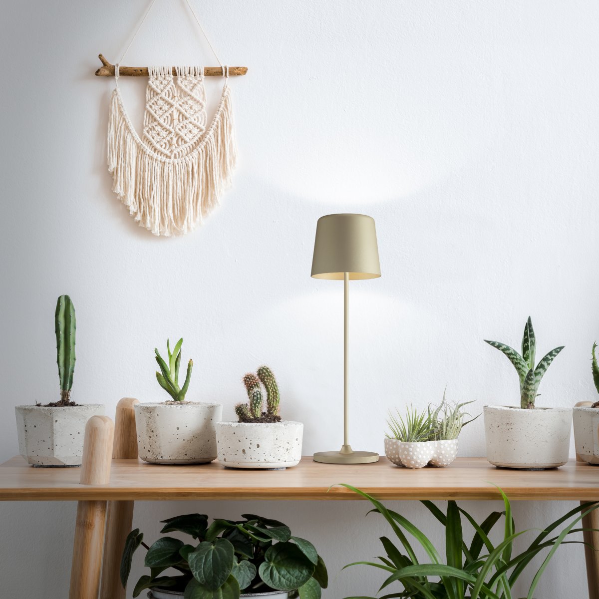 Kaami 37cm Cappuccino mat portable De Brilliant - Avec son indice de protection IP44 &eacute;lev&eacute;, il est r&eacute;sistant aux intemp&eacute;ries et parfait pour une utilisation int&eacute;rieure et ext&eacute;rieure.