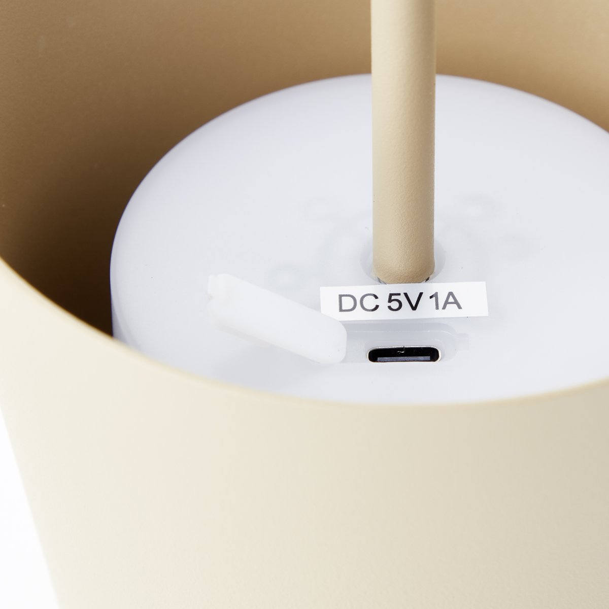 Kaami 37cm Cappuccino mat portable De Brilliant - Avec son indice de protection IP44 &eacute;lev&eacute;, il est r&eacute;sistant aux intemp&eacute;ries et parfait pour une utilisation int&eacute;rieure et ext&eacute;rieure.