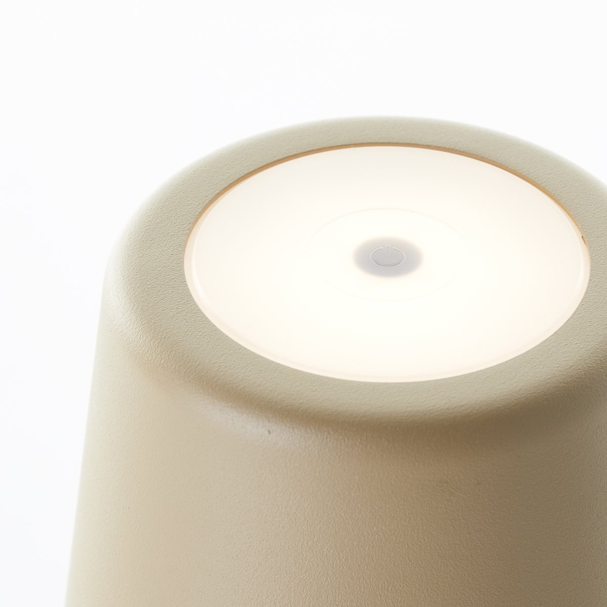 Kaami 37cm Cappuccino mat portable De Brilliant - Avec son indice de protection IP44 &eacute;lev&eacute;, il est r&eacute;sistant aux intemp&eacute;ries et parfait pour une utilisation int&eacute;rieure et ext&eacute;rieure.