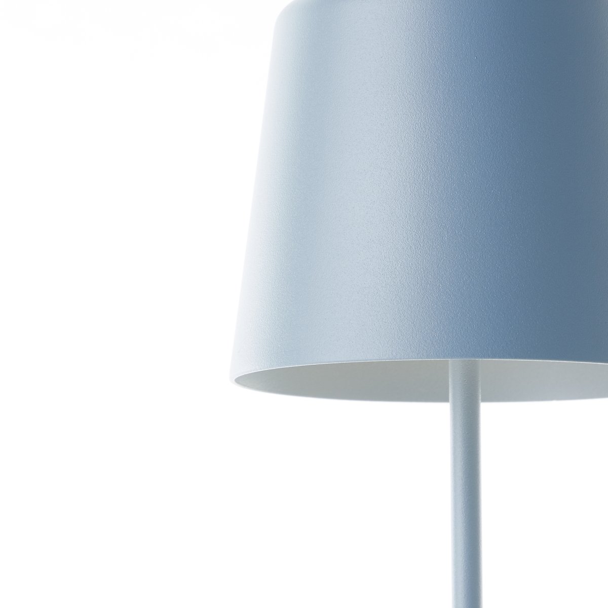 Kaami 37cm Bleu mat portable De Brilliant - La lampe de table LED portable Kaami en bleu mat ; La couleur donne &agrave; votre terrasse, balcon ou jardin une touche moderne.