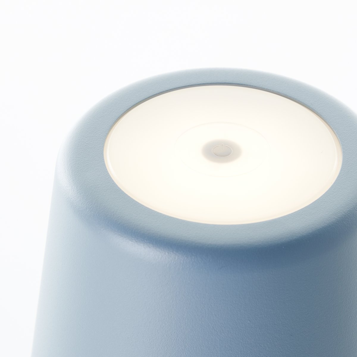 Kaami 37cm Bleu mat portable De Brilliant - La lampe de table LED portable Kaami en bleu mat ; La couleur donne &agrave; votre terrasse, balcon ou jardin une touche moderne.