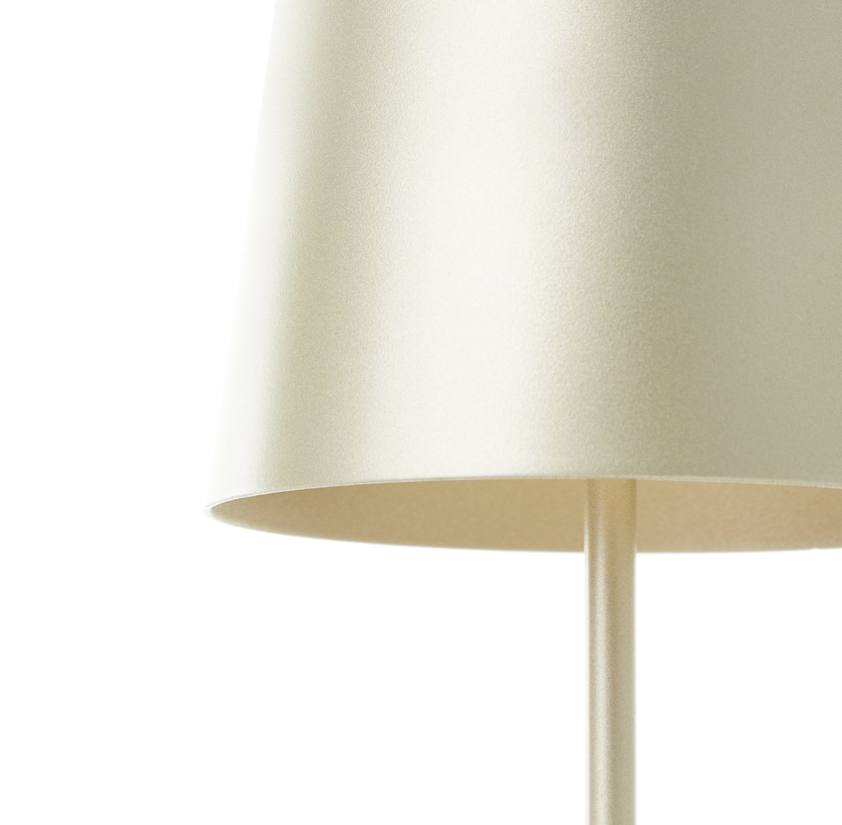Kaami 37cm Or mat portable De Brilliant - Avec son indice de protection IP44 &eacute;lev&eacute;, il est r&eacute;sistant aux intemp&eacute;ries et parfait pour une utilisation int&eacute;rieure et ext&eacute;rieure.