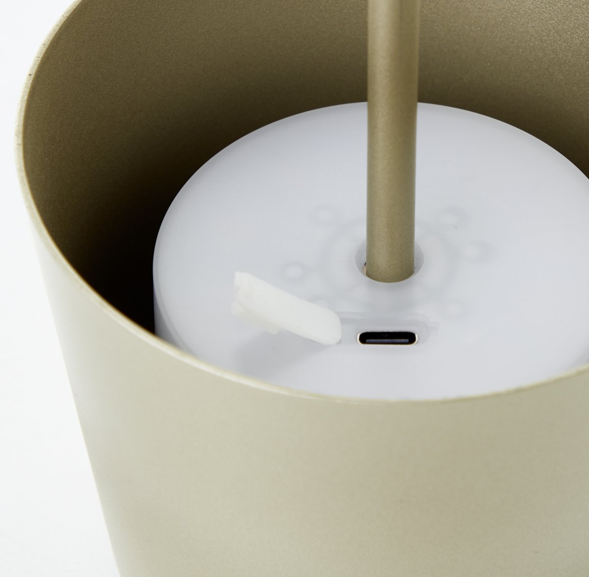 Kaami 37cm Or mat portable De Brilliant - Avec son indice de protection IP44 &eacute;lev&eacute;, il est r&eacute;sistant aux intemp&eacute;ries et parfait pour une utilisation int&eacute;rieure et ext&eacute;rieure.