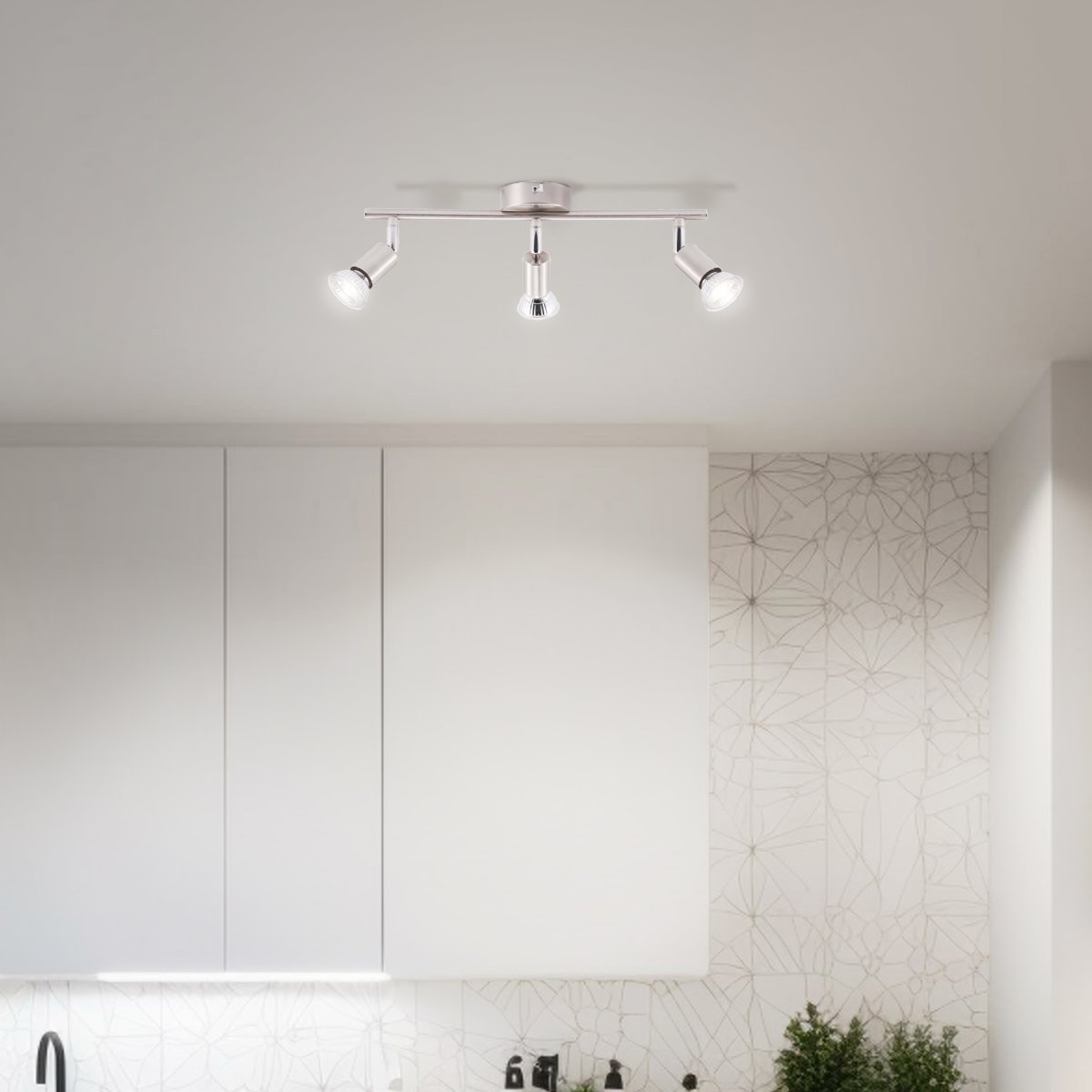 Prato 3 Nickel spot De Brilliant - La lampe est en métal et présente un design élégant qui s'intègre bien dans les intérieurs modernes.